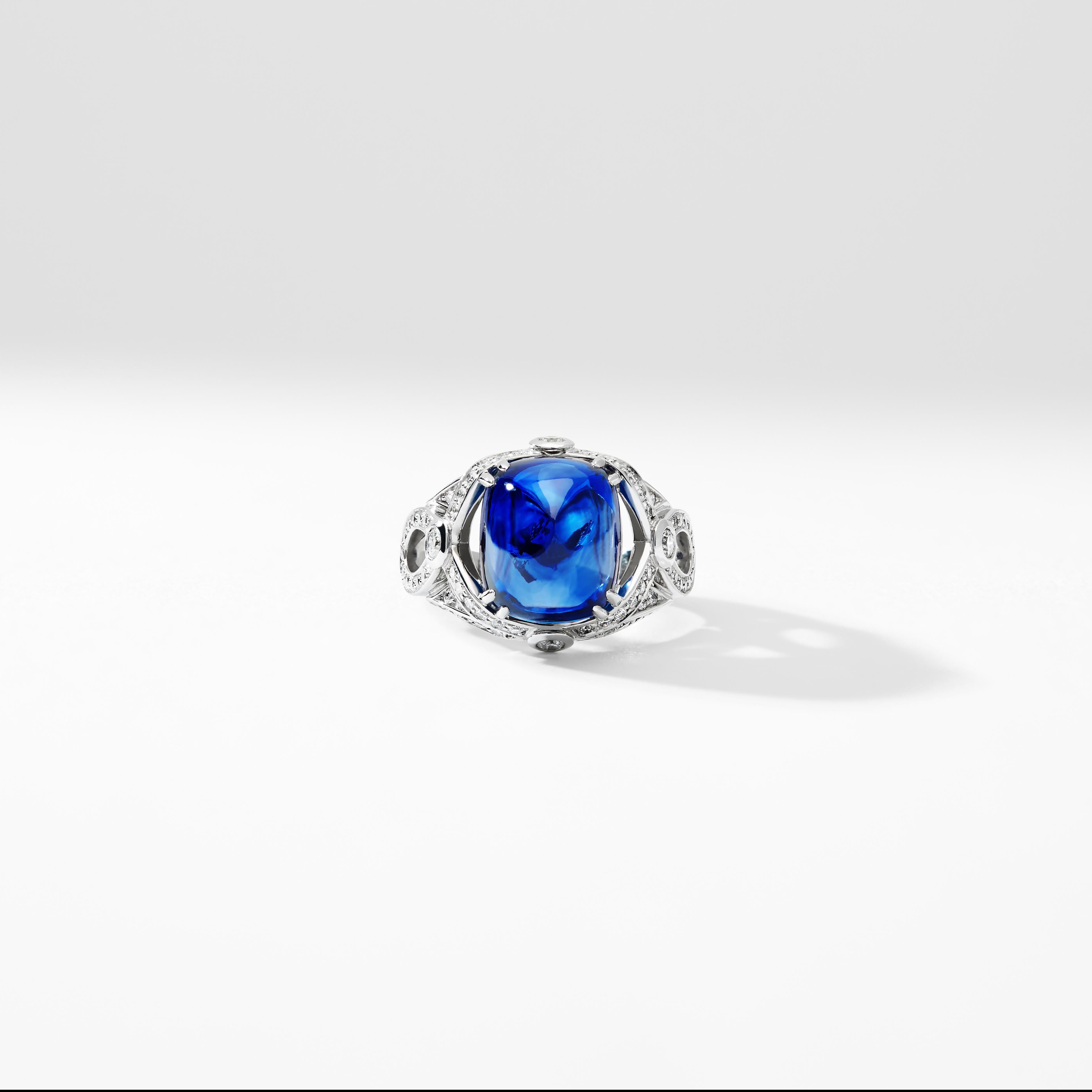 Bague Fabergé en platine, 11,21 cts de saphir bleu royal Sugarloaf et diamant blanc Neuf - En vente à London, GB