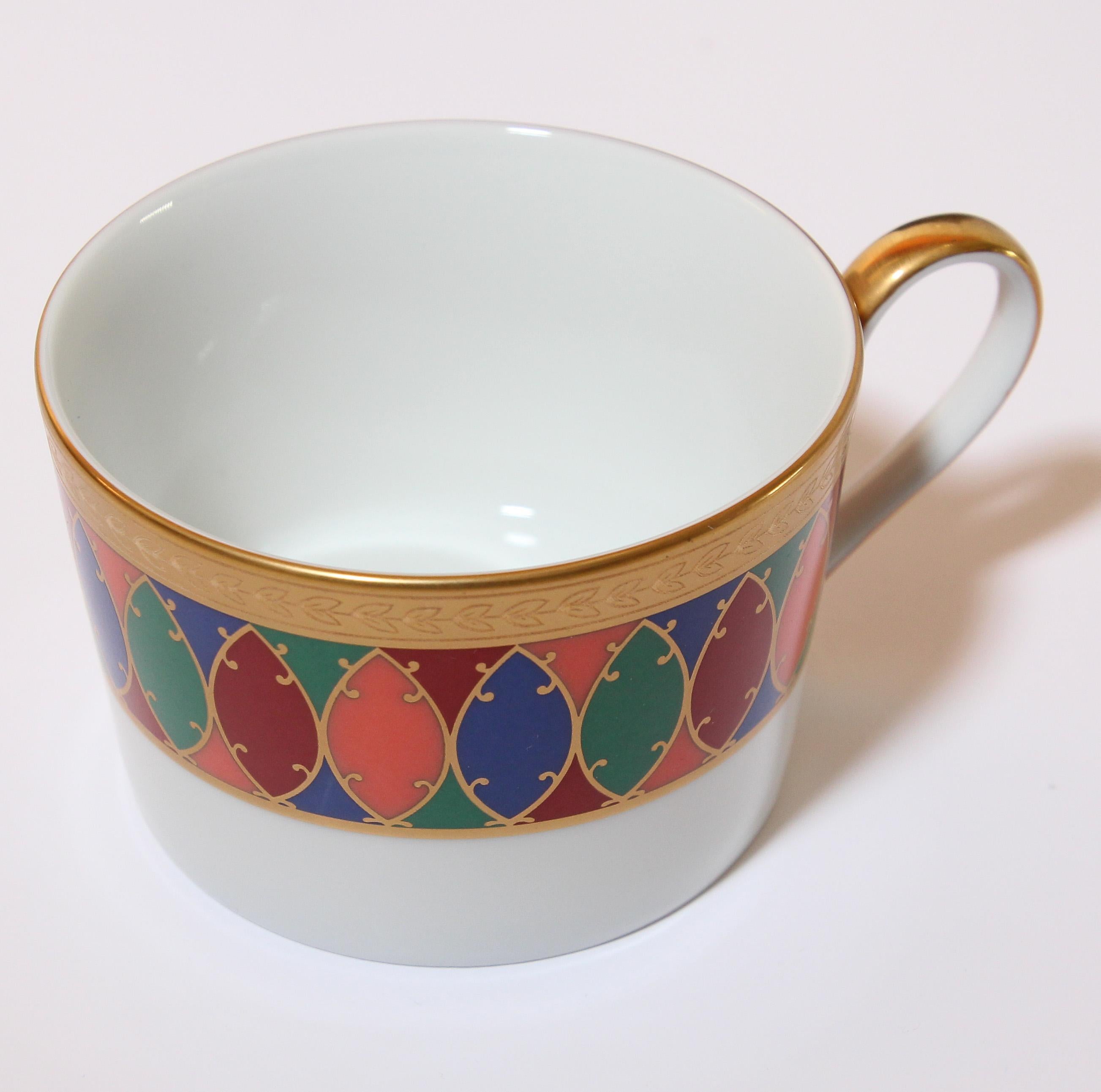 Tasses à thé et à café en porcelaine Fabergé - Ensemble de quatre dans un étui en velours en vente 2