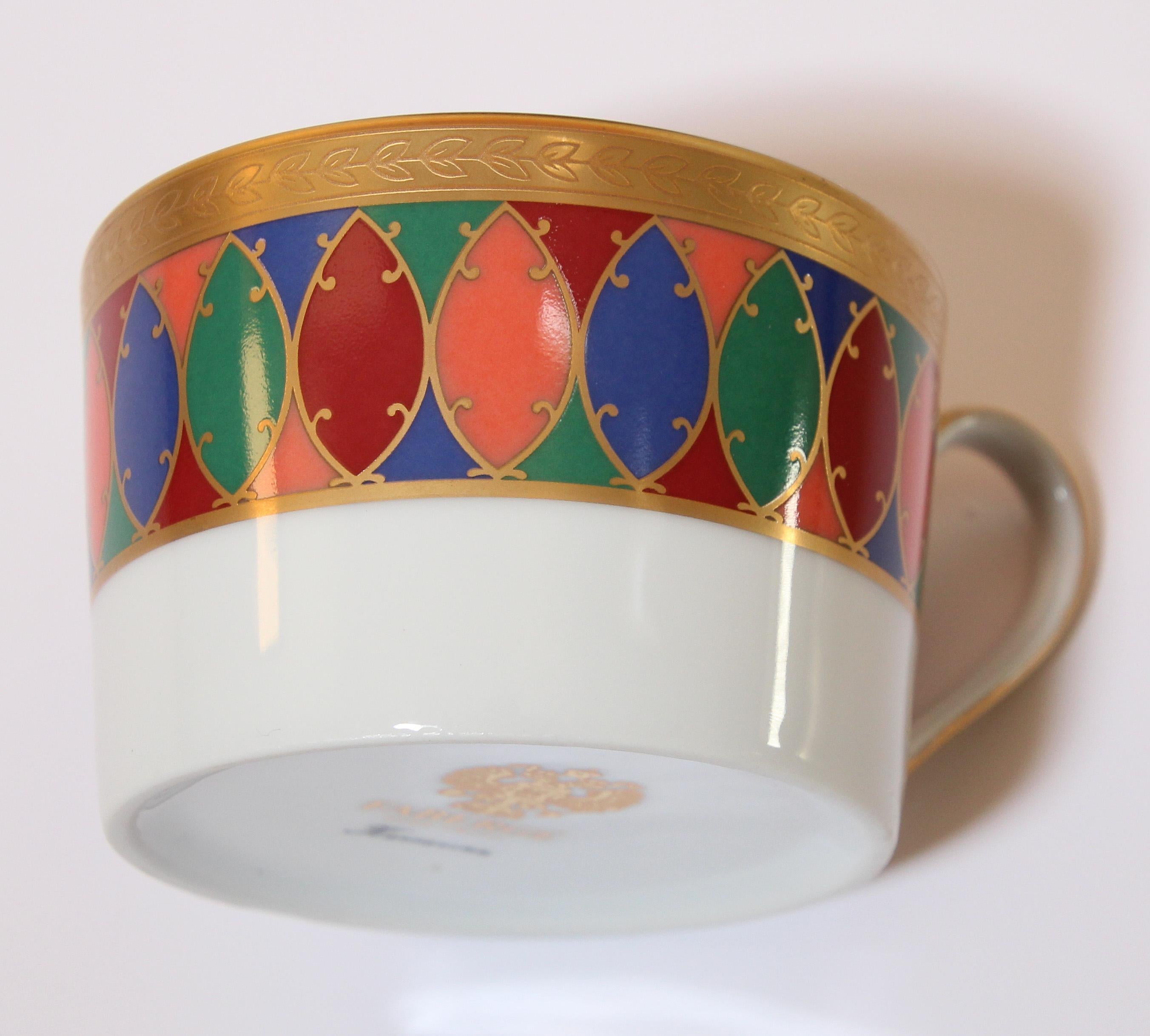 Tasses à thé et à café en porcelaine Fabergé - Ensemble de quatre dans un étui en velours en vente 3