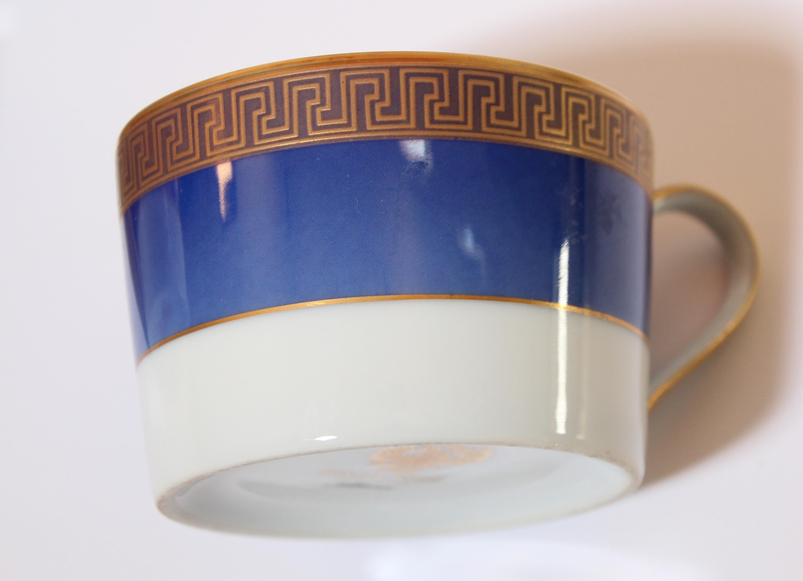 Fabergé Tasses à thé et à café en porcelaine Ensemble de quatre tasses dans un coffret en velours en vente 5