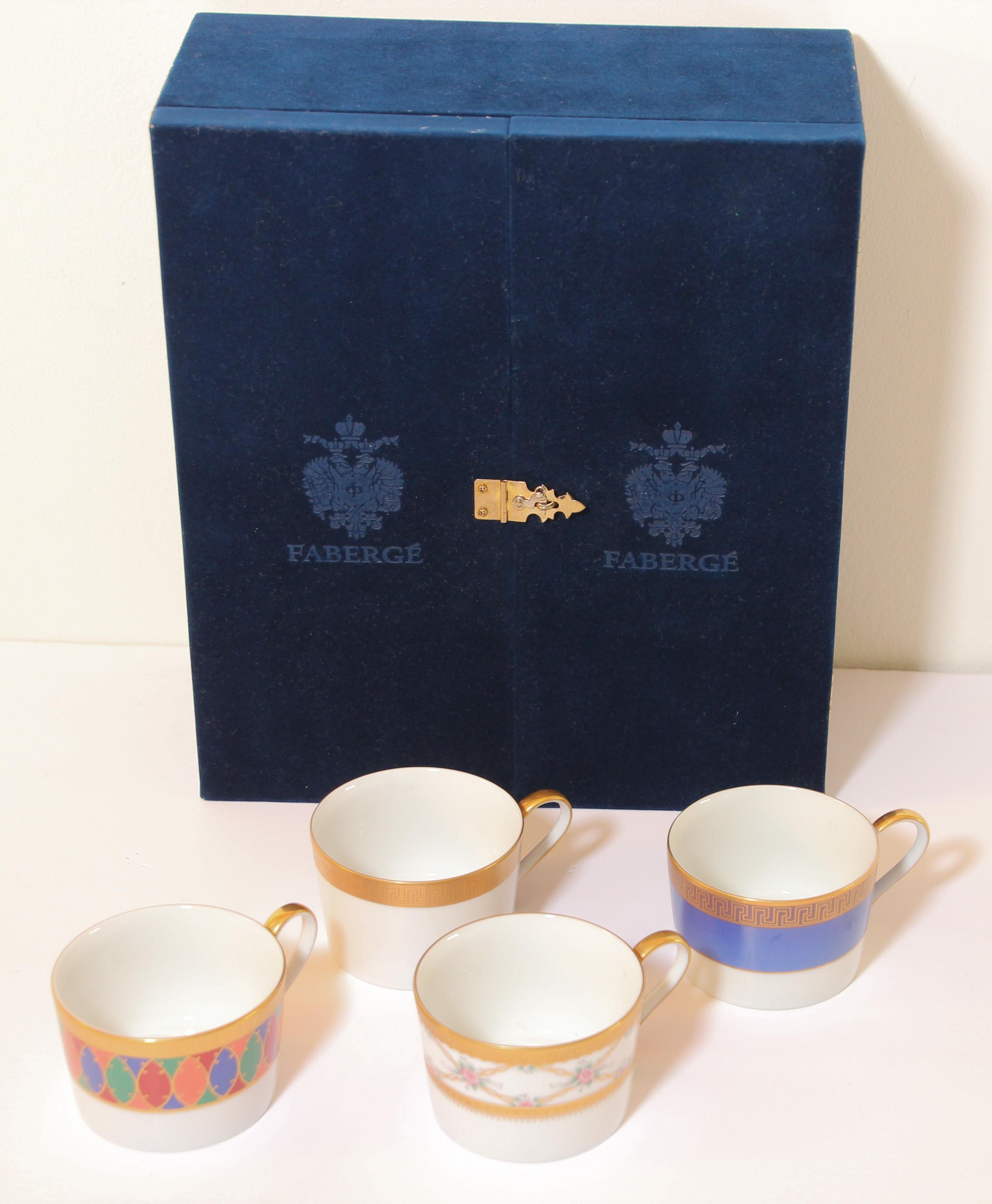 Porcelaine Tasses à thé et à café en porcelaine Fabergé - Ensemble de quatre dans un étui en velours en vente