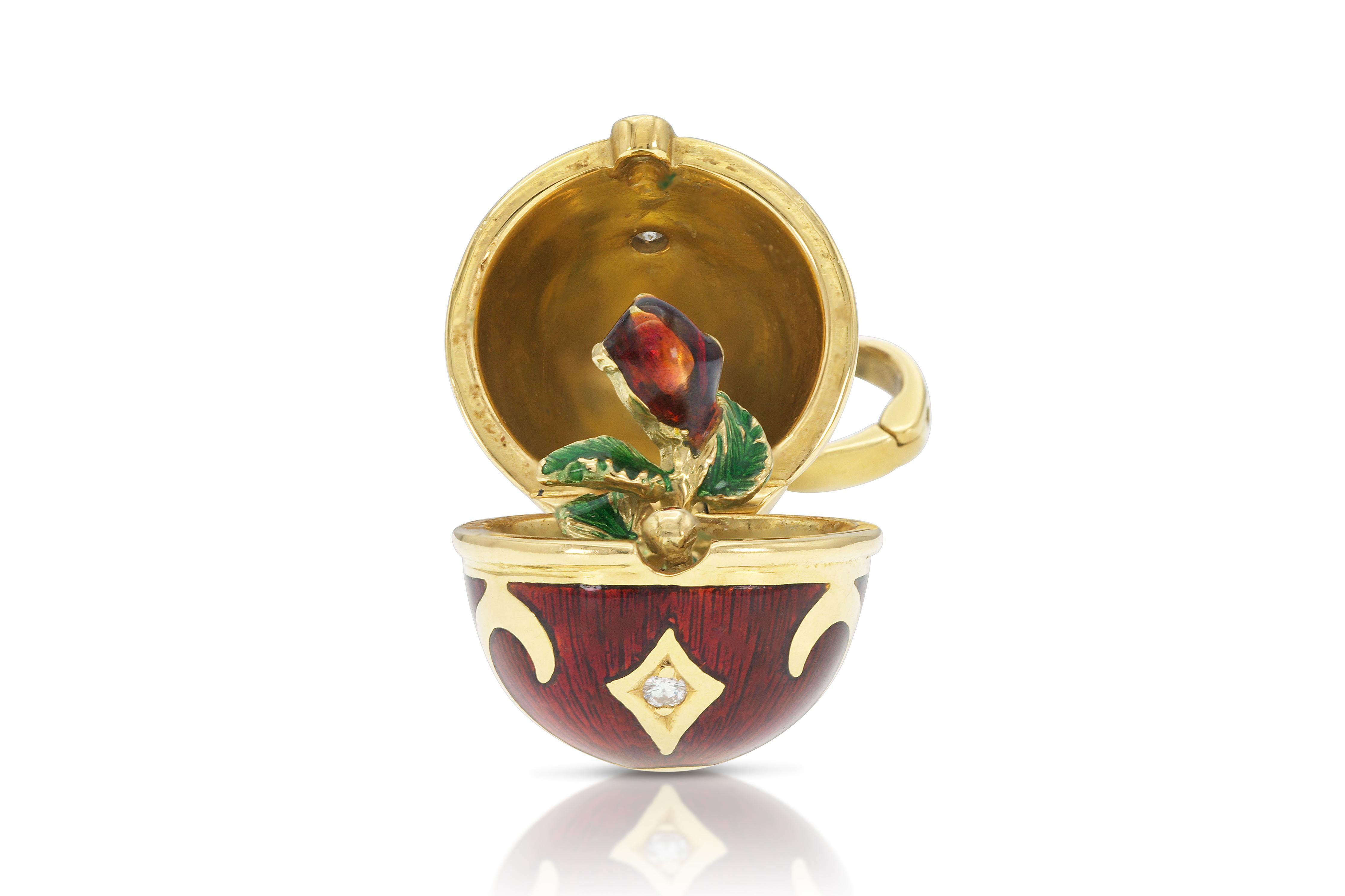 Finemente realizzato in smalto rosso su oro giallo 18 carati con piccoli diamanti taglio Brilliante.
Si apre per rivelare una rosa smaltata in rosso e verde.
Firmato da Fabergé
Può essere indossato come ciondolo o charme.