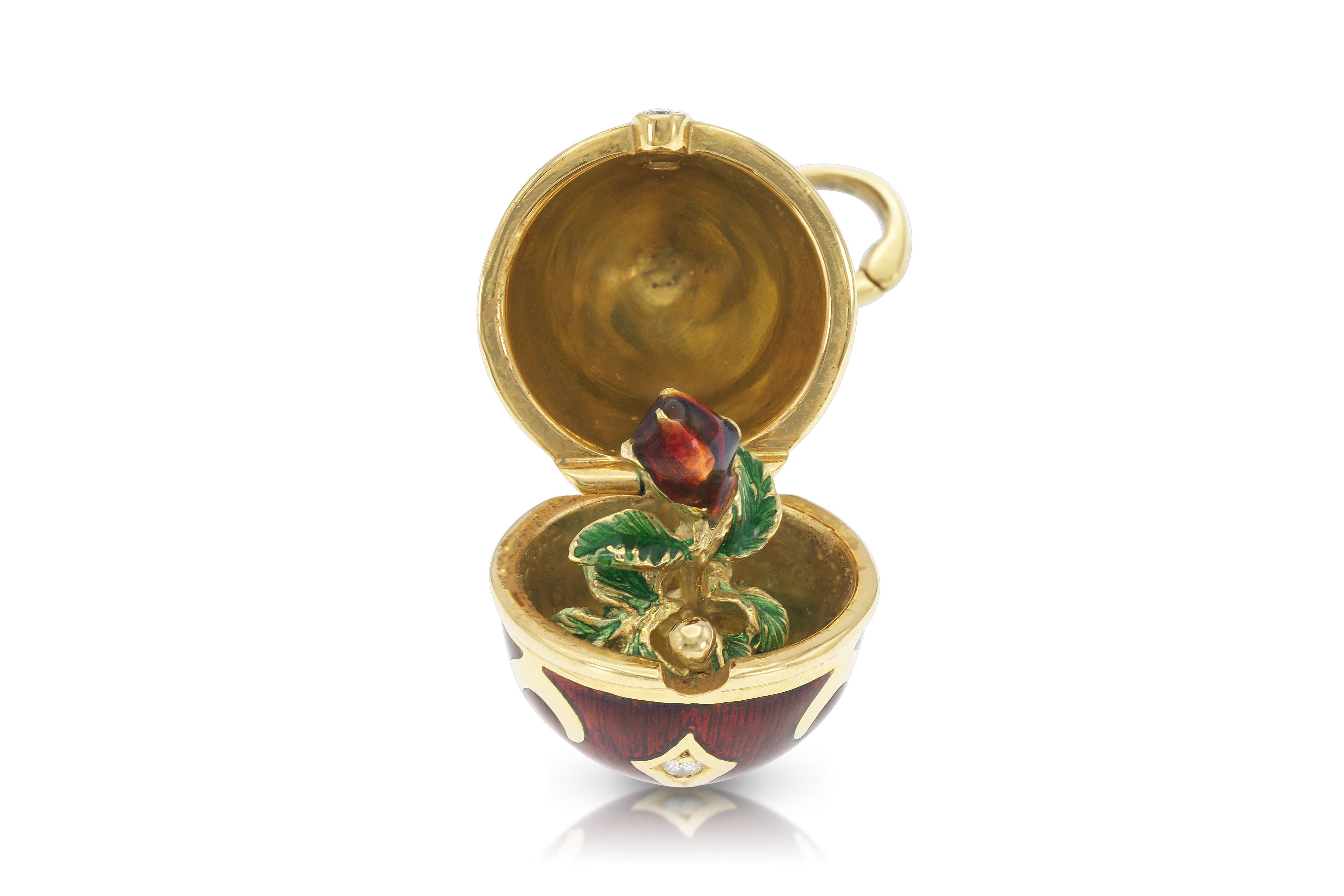 Taglio rotondo Ciondolo a forma di uovo in smalto rosso con diamanti di Fabergé in vendita