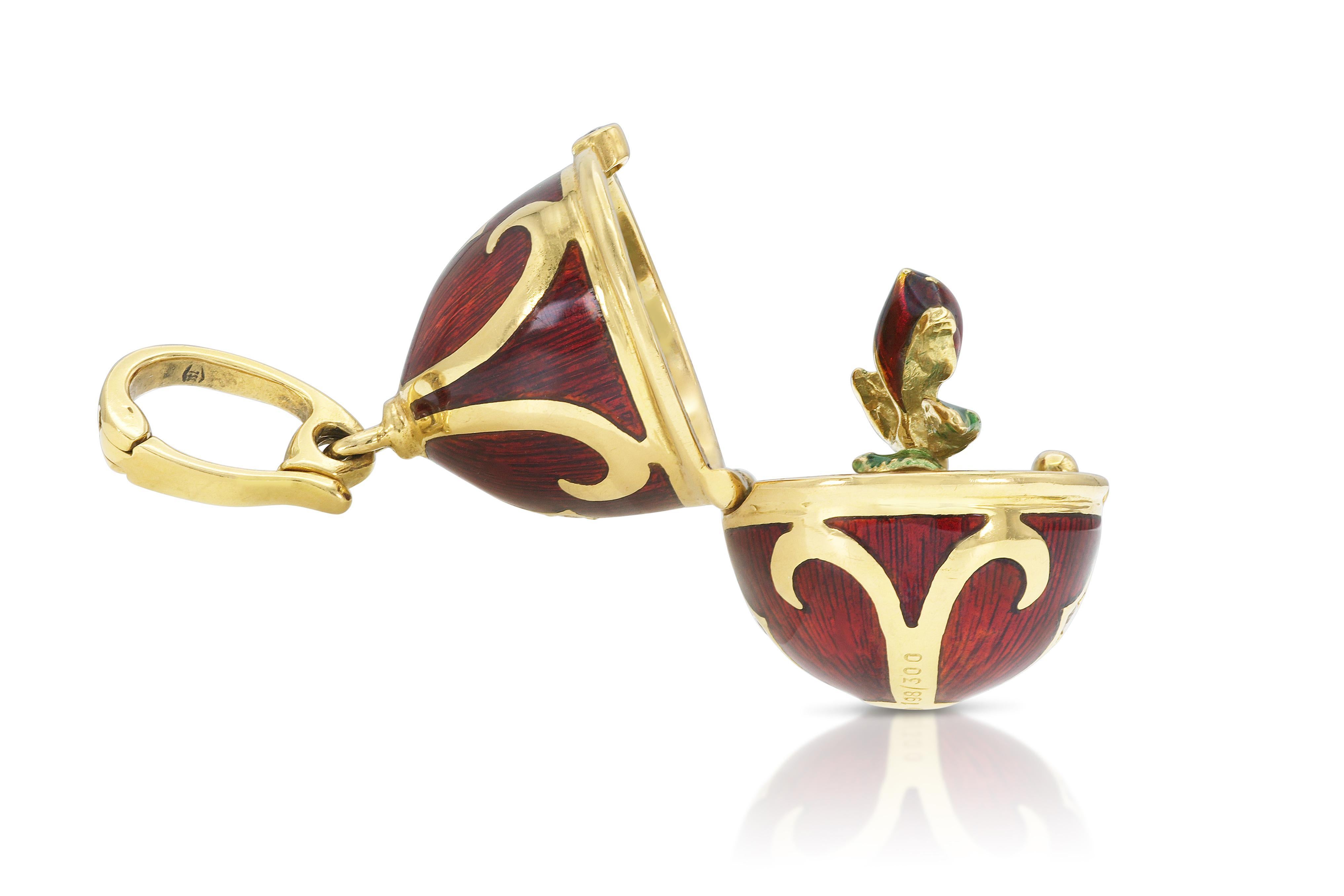Ciondolo a forma di uovo in smalto rosso con diamanti di Fabergé In condizioni buone in vendita a New York, NY