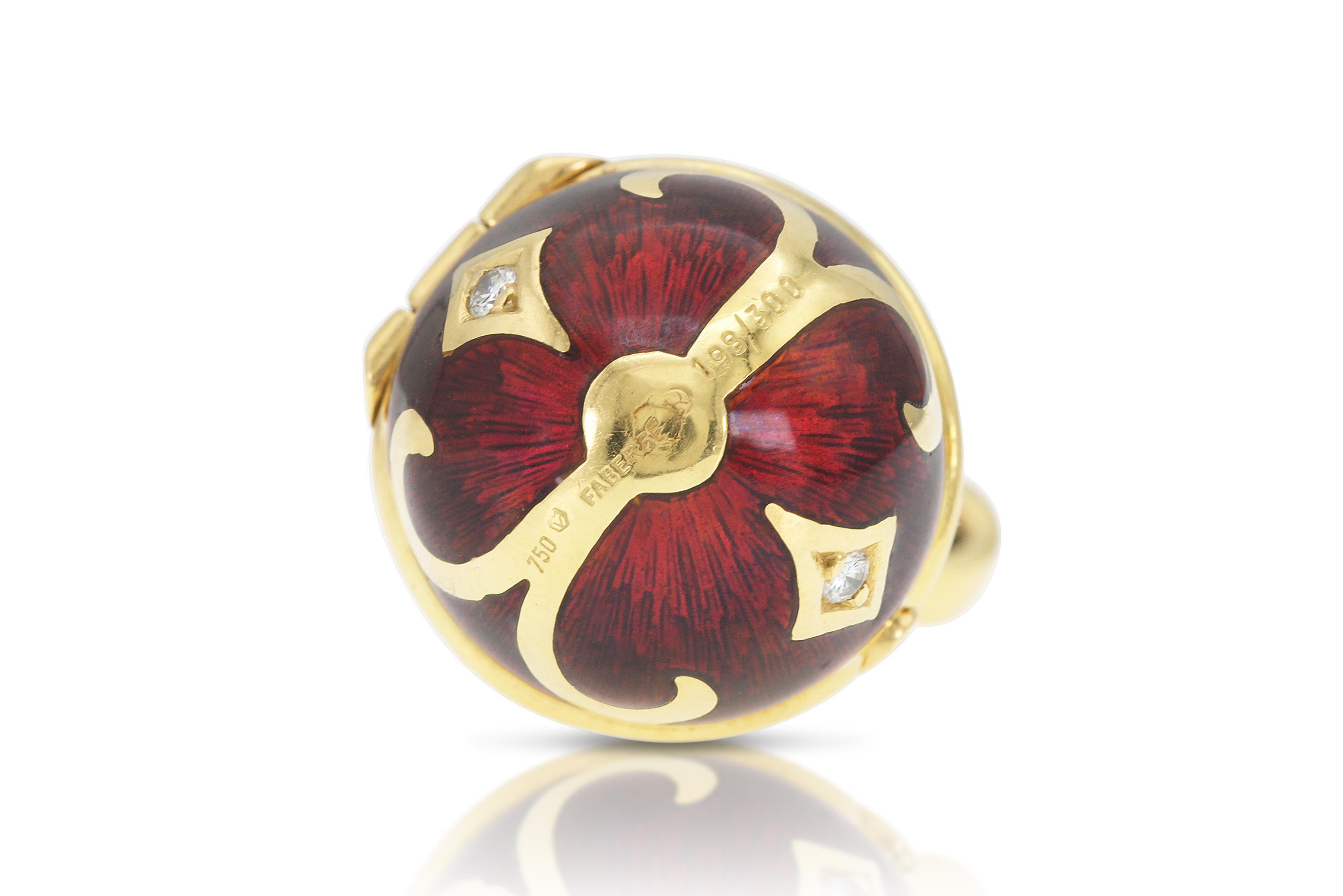 Donna Ciondolo a forma di uovo in smalto rosso con diamanti di Fabergé in vendita