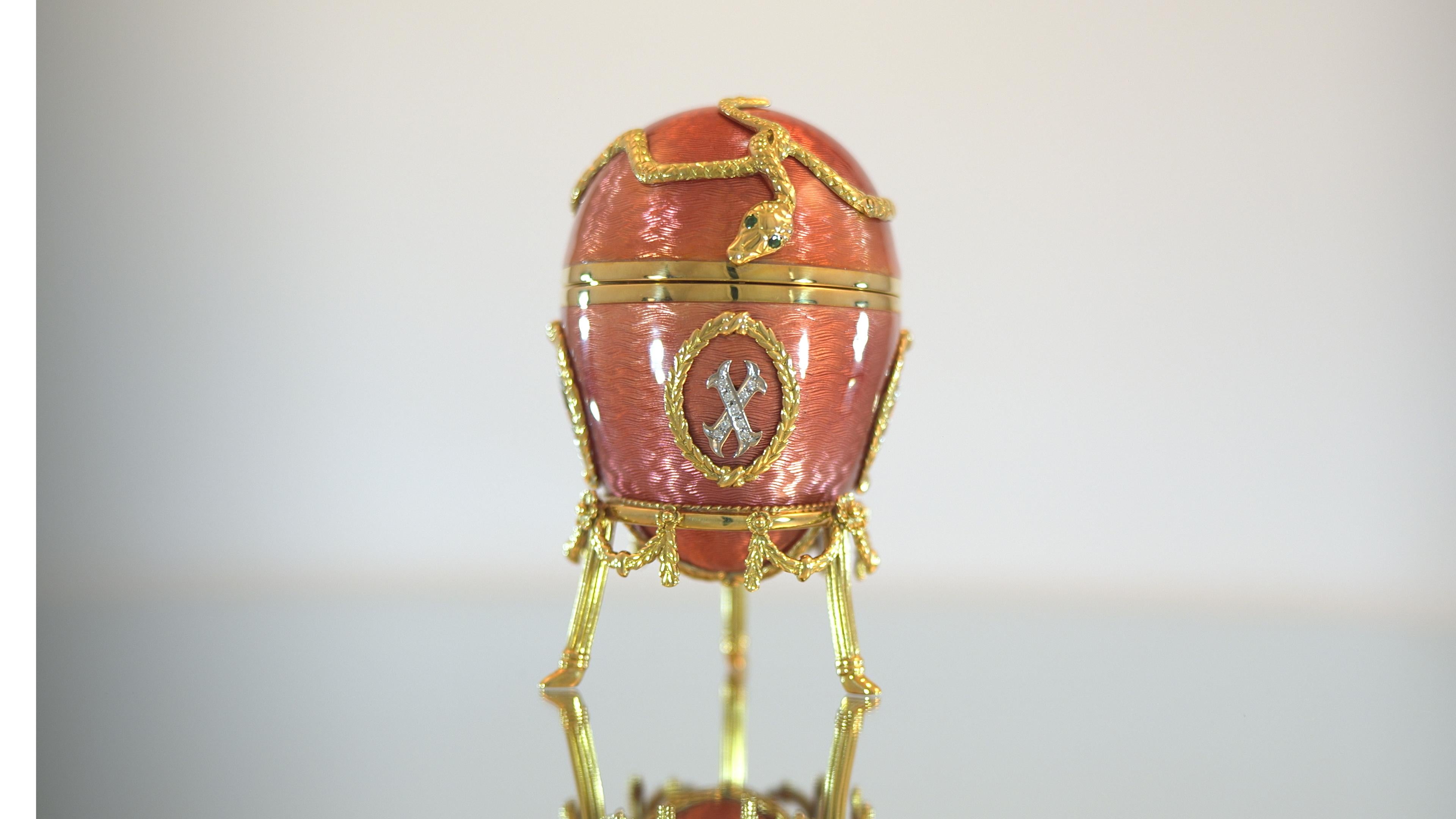 Fabergé Serpent-Egg Objet, 18k Yellow Gold, Pink Enamel, 36 Diamonds, 2 Emeralds For Sale 4