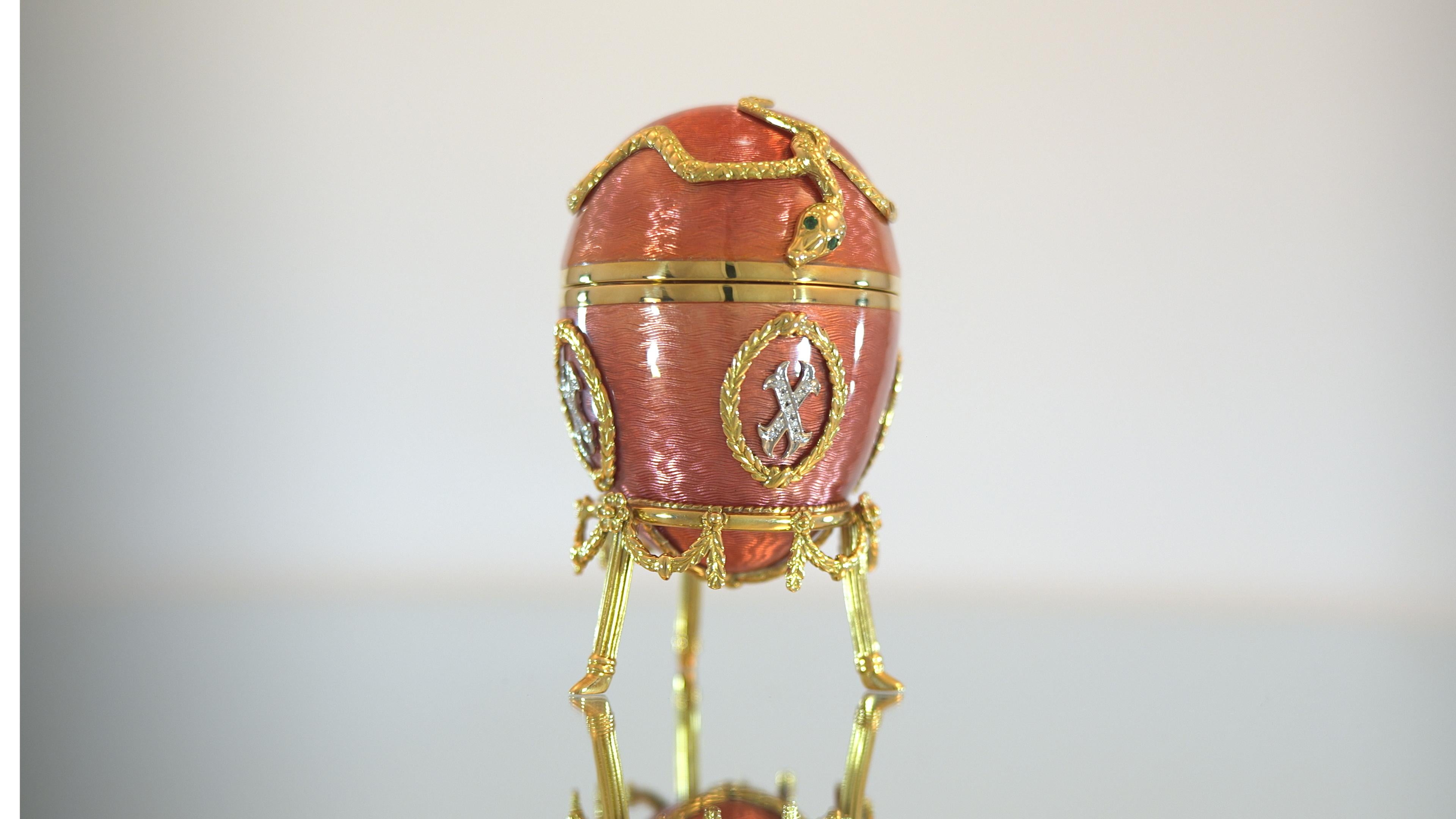Fabergé Serpent-Egg Objet, 18k Yellow Gold, Pink Enamel, 36 Diamonds, 2 Emeralds For Sale 5