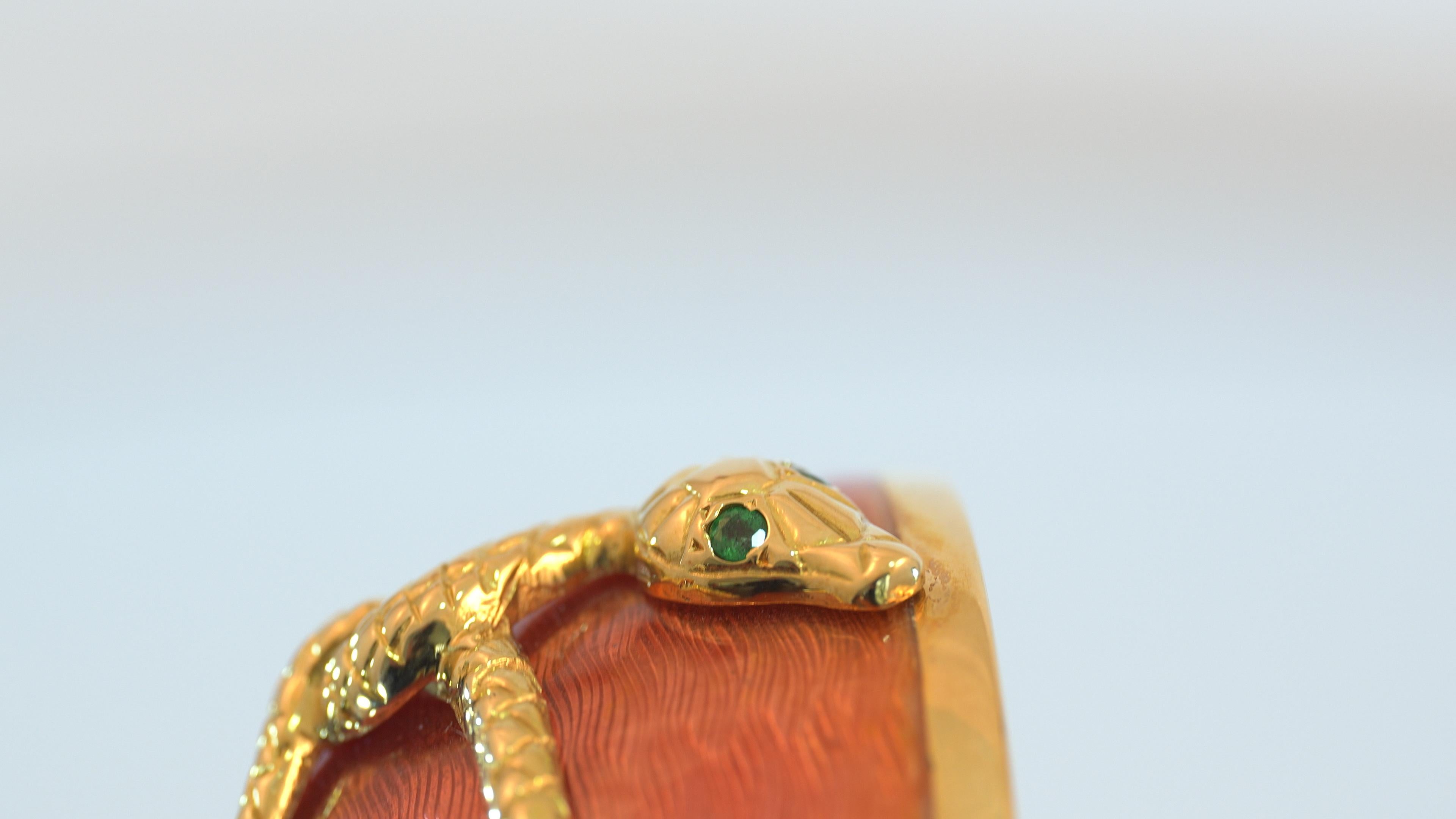 Fabergé Serpent-Egg Objet, 18k Yellow Gold, Pink Enamel, 36 Diamonds, 2 Emeralds In Excellent Condition For Sale In Pforzheim, DE