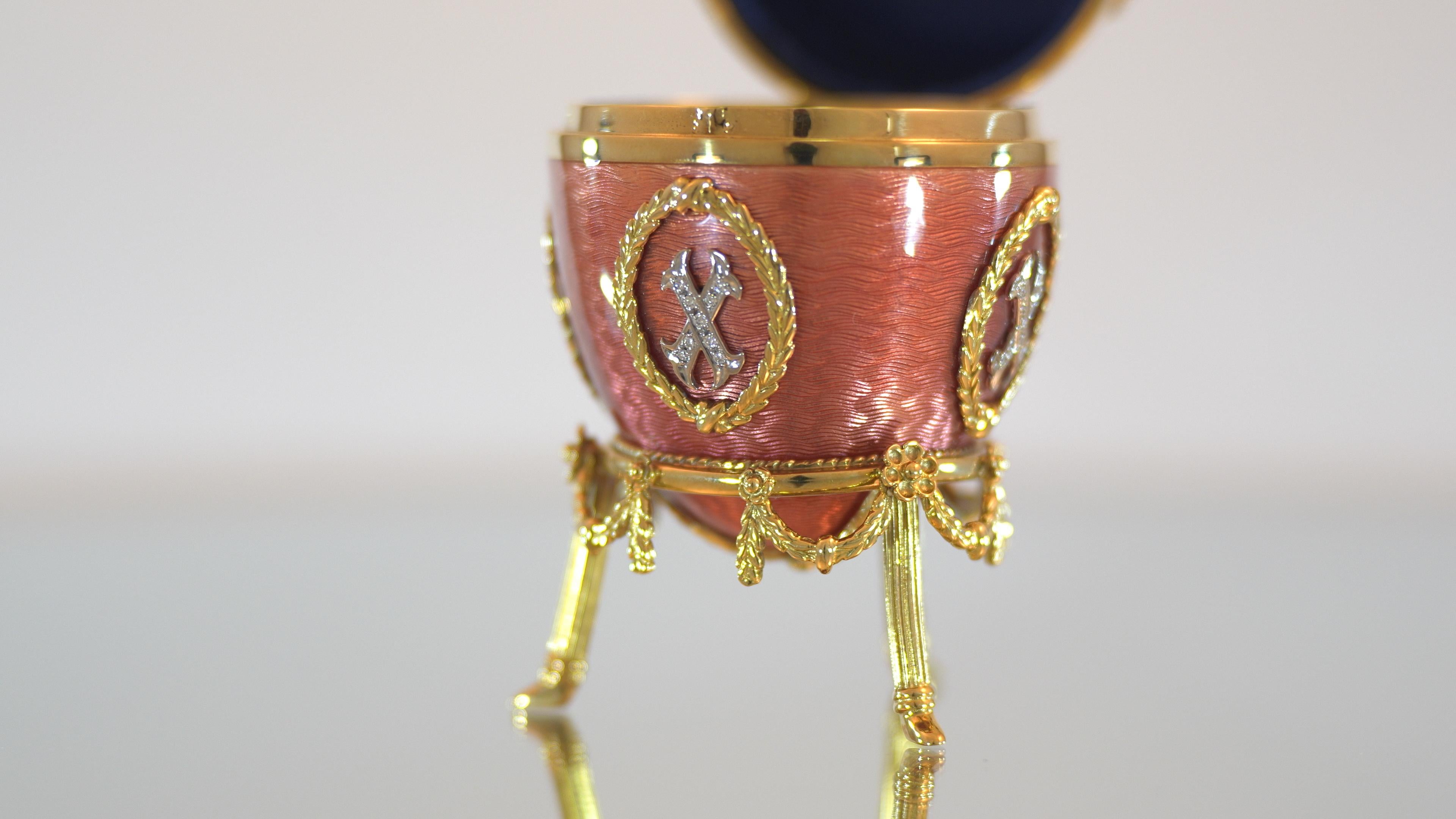 Fabergé Serpent-Egg Objet, 18k Yellow Gold, Pink Enamel, 36 Diamonds, 2 Emeralds For Sale 1