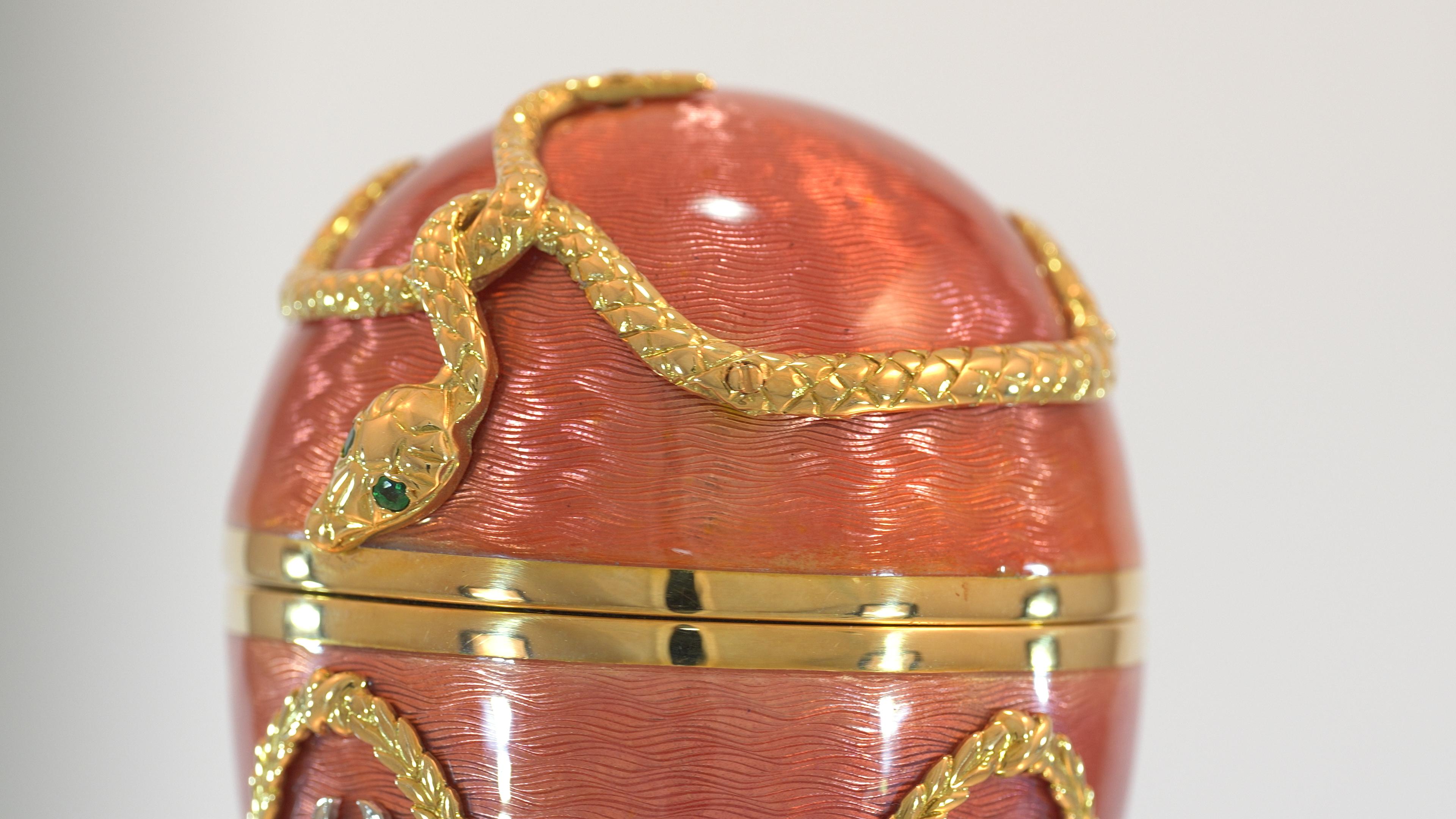 Fabergé Serpent-Egg Objet, 18k Yellow Gold, Pink Enamel, 36 Diamonds, 2 Emeralds For Sale 3