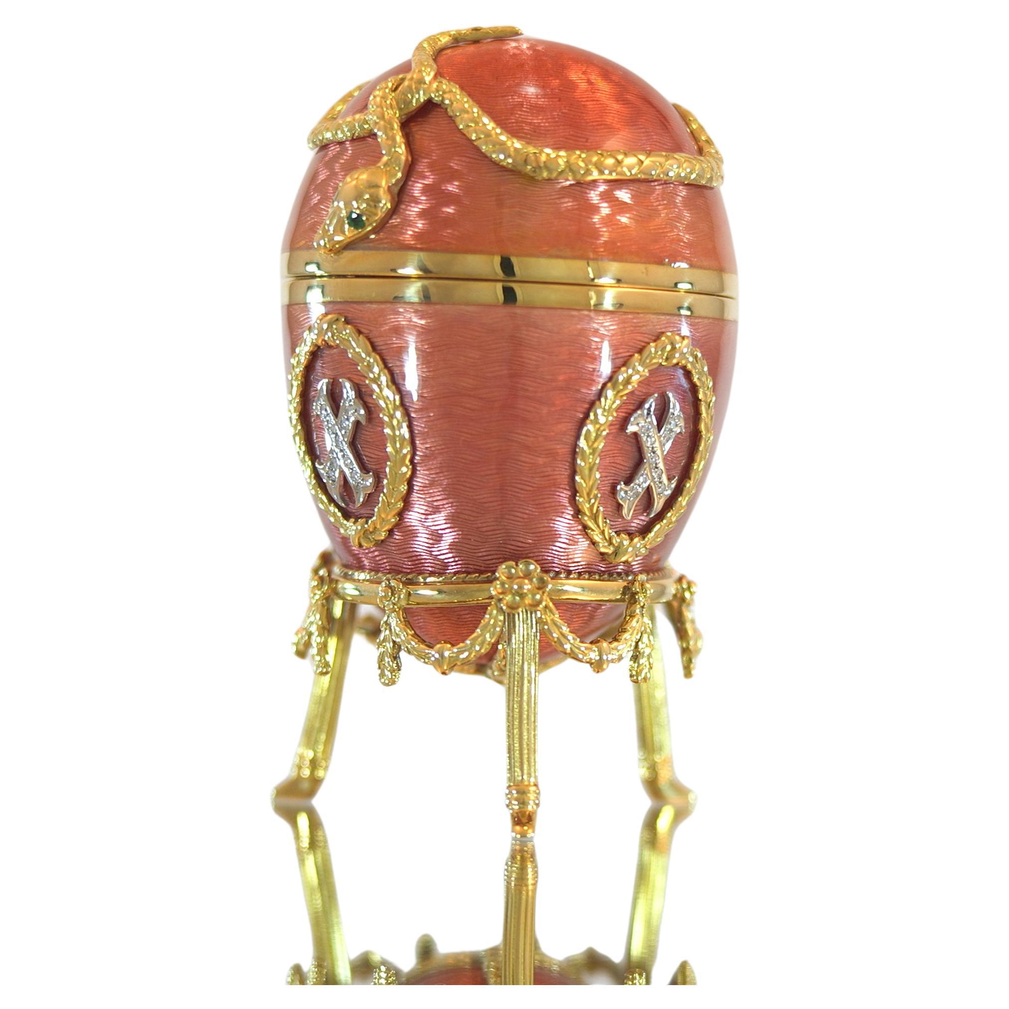 Fabergé "Serpent"-Egg Objet, 18k Gold, Pink Enamel, 36 Diamonds, 2 Emeralds