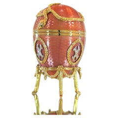Fabergé "Serpent"-Egg Objet, 18k Gold, Pink Enamel, 36 Diamonds, 2 Emeralds