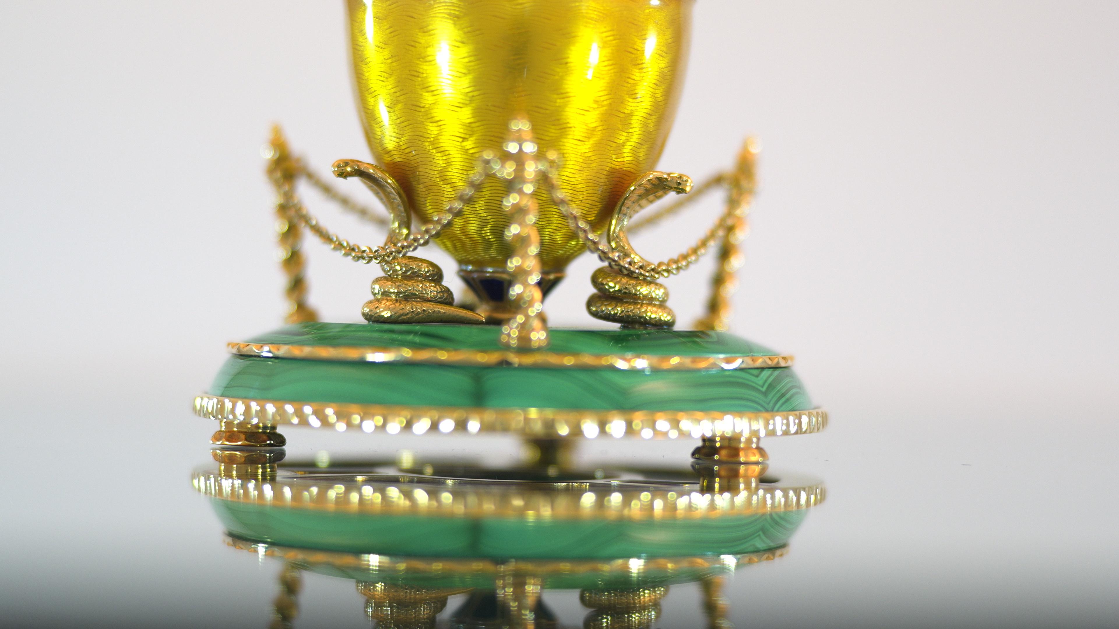 Fabergé Siam-Egg Objet, 18k Gold, Yellow Enamel, Diamonds, Agate, Malachite For Sale 3