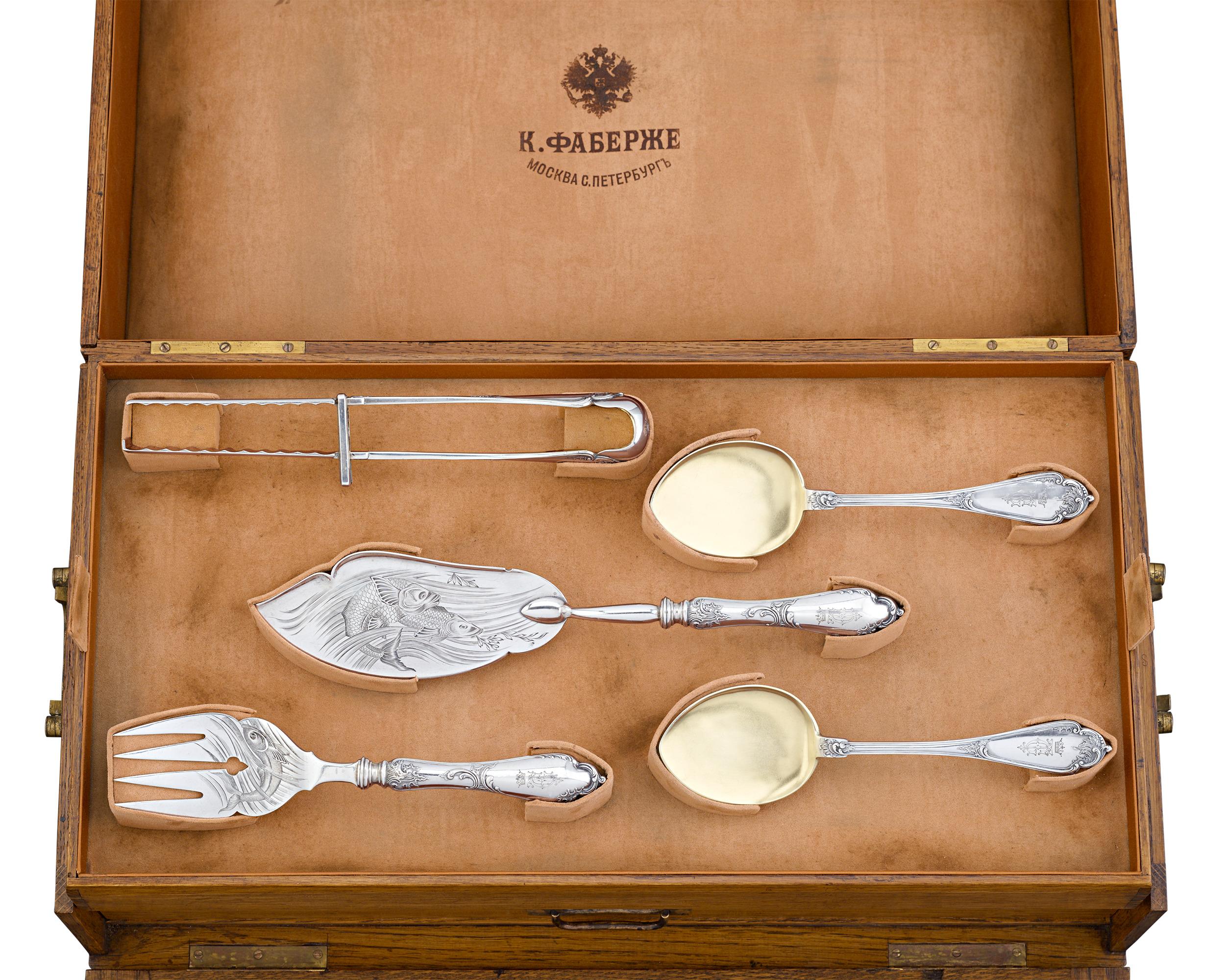 Este excepcional servicio completo de 77 piezas de Fabergé es un raro tesoro de la mundialmente conocida firma. Guardado en su arcón de roble original, el exquisito servicio se conserva completo y en perfecto estado, una proeza dada la rareza de la