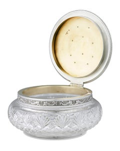 Boîte couverte en verre montée sur argent de Fabergé