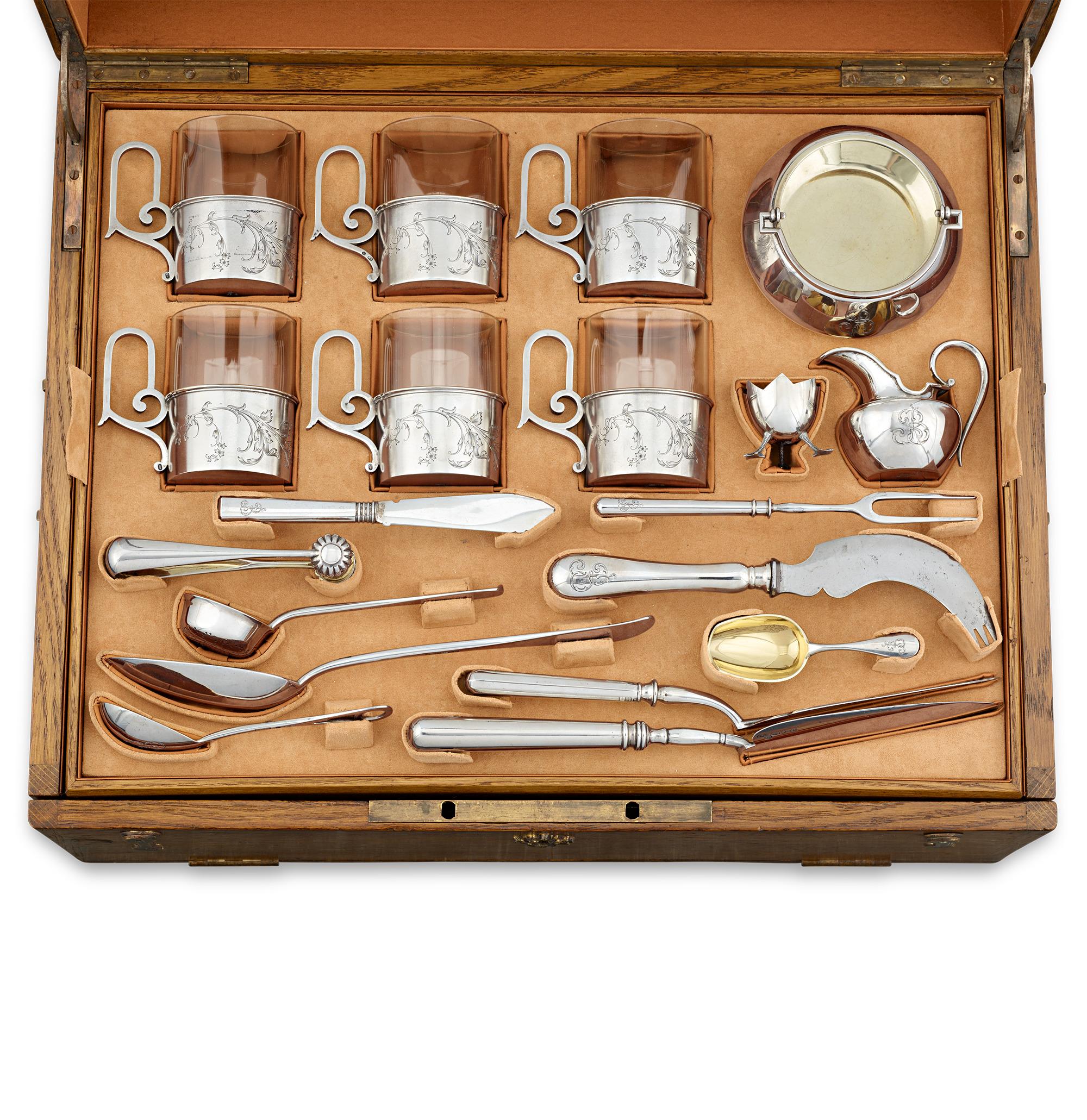 Dieses außergewöhnliche 128-teilige Service von Fabergé ist in mehr als einer Hinsicht ein seltenes Kleinod. Das exquisite Service befindet sich in seiner originalen Eichentruhe und ist vollständig und in tadellosem Zustand erhalten - ein Kunststück