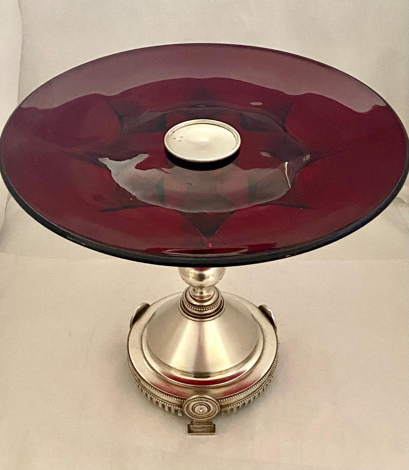 An 875/000 silver (84 Zolotniks) table centerpiece consisting of a silver base and stem with a round red glass bowl.
Height of the center piece: 24.5 cm. diameter of the red glass: 28 cm. diameter of the silver base: 13 cm. Weight of the silver base