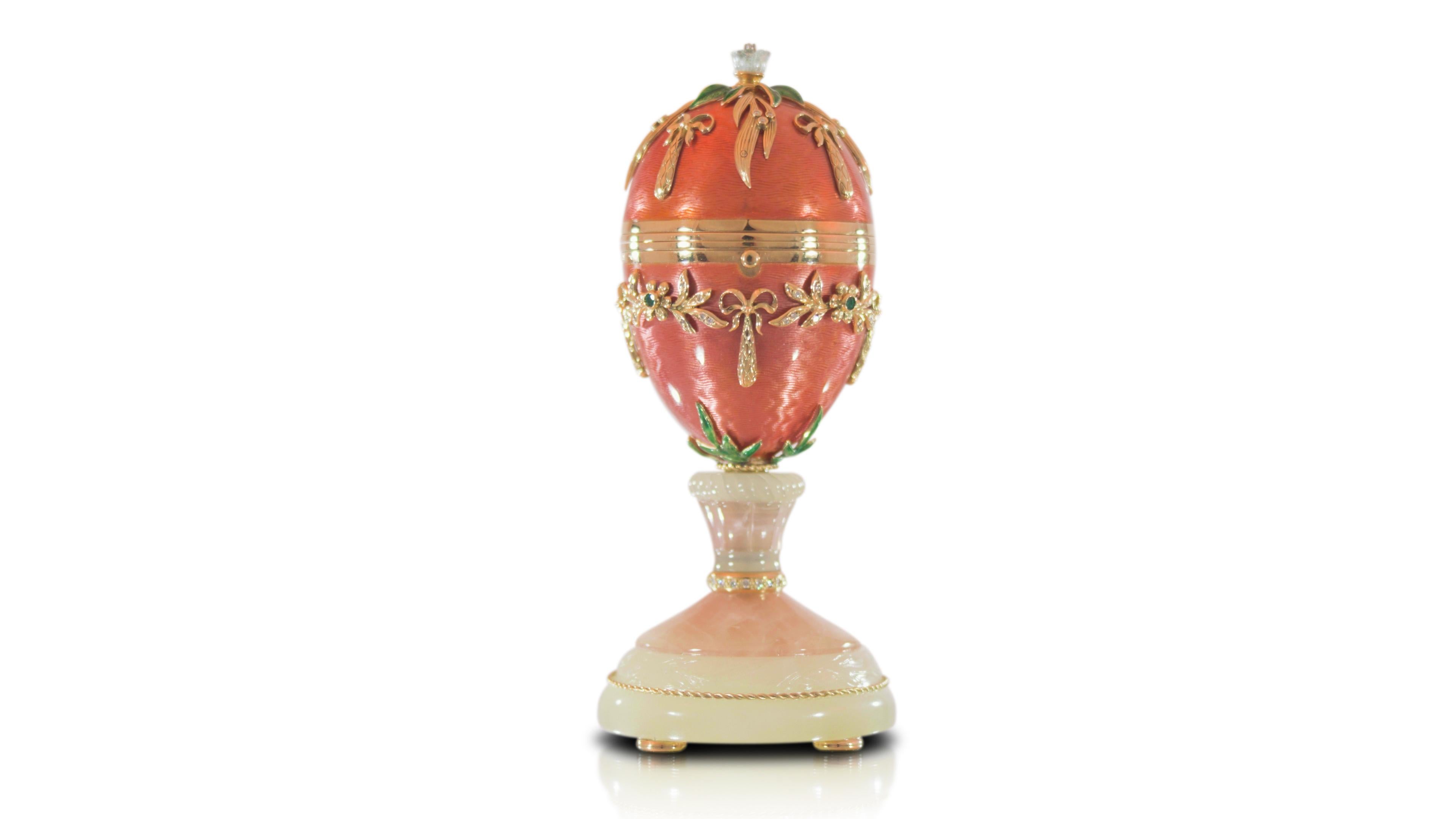 El Fabergé 1996 >Huevo de Primavera<: Un precioso ramo de flores moviéndose al son de la melodía de Vivaldi, oro amarillo de 18 quilates, 79 diamantes de 1,060 ct GVS, esmalte rosa. 

Antecedentes creativos:
Este objeto es el huevo 