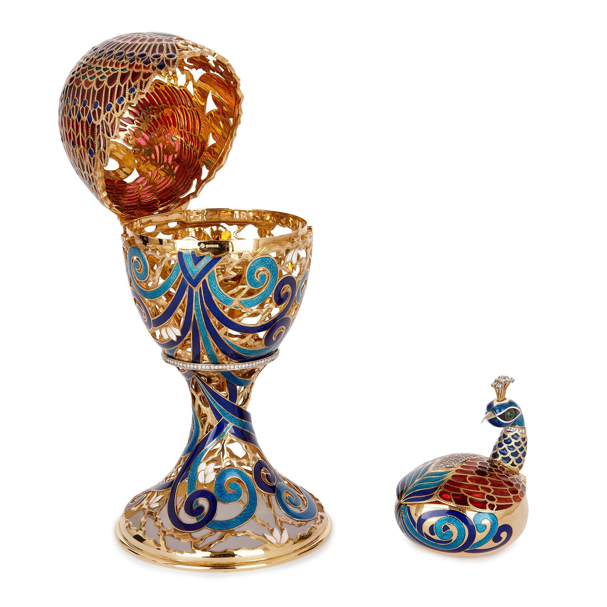 Anglais Œuf en or, émaillé et orné de pierres précieuses, style Fabergé, par Asprey en vente