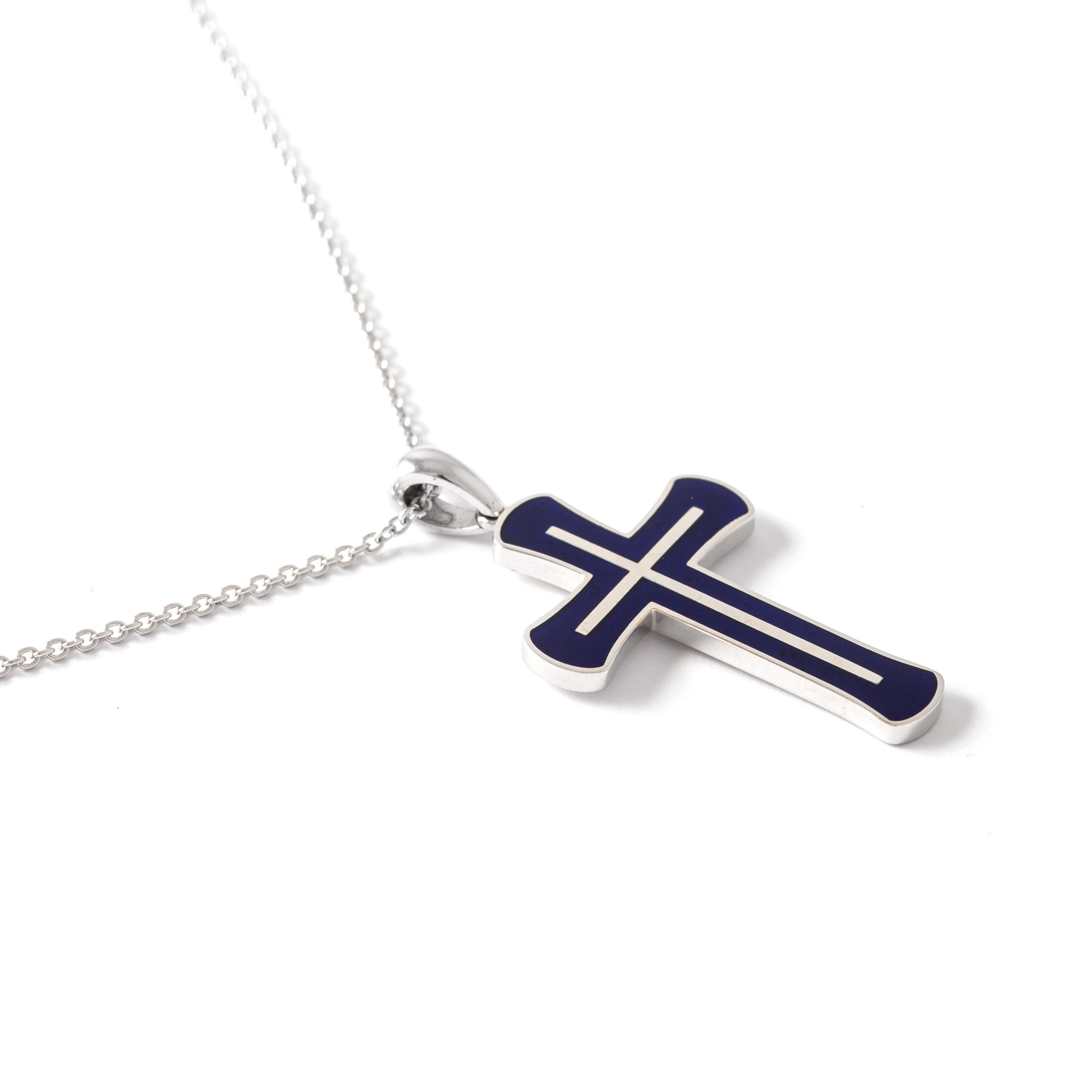 Fabergé White Gold 18K Blue Enamel Cross Pendant

Gross weight: 10.06 grams.

Length Pendentif: 3.50 cm Width Pendentif: max 2.00 cm.
Length Chaine: 44.00cm up to 49.00cm.