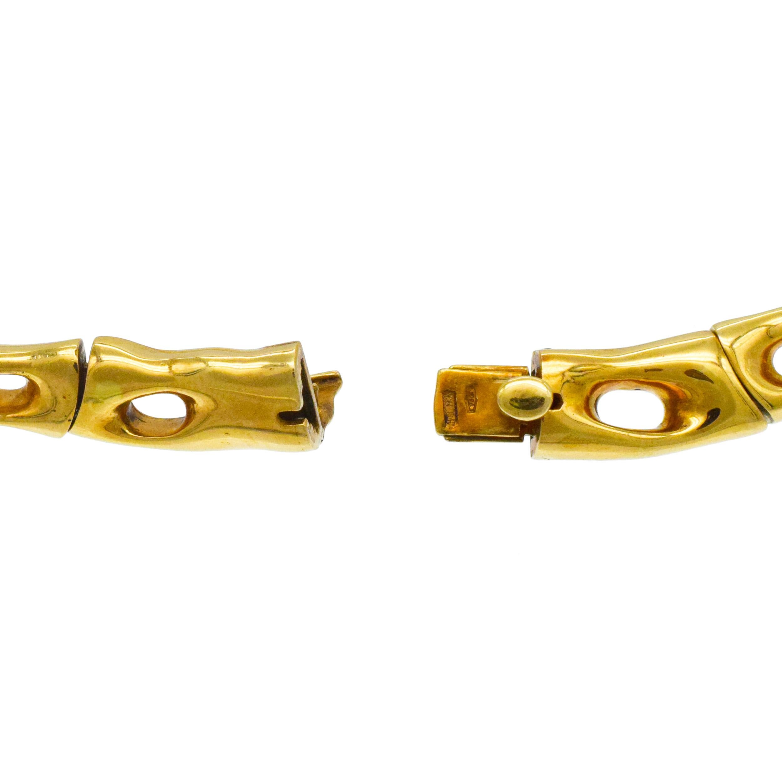 Collana, bracciale e orecchini Fabian in oro giallo 18k. Il set è caratterizzato da un'intricata serie di oggetti gratuiti
design/One. Realizzato in oro giallo 18 carati. Collana realizzata con 14 gradi di larghezza
maglie, dotate di chiusura a