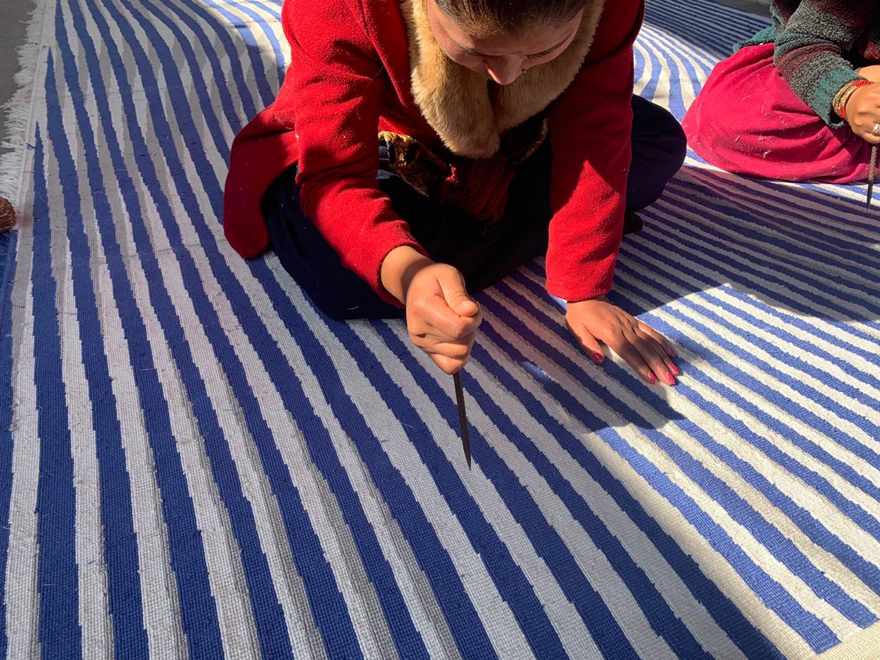 Tappeto Optical Art contemporaneo dell'artista argentino Fabian Burgos, annodato a mano in lussuosa seta di bambù.

Questo tappeto in edizione limitata traduce le iconiche composizioni geometriche e Op-Art di Burgos in un'opera d'arte tessile