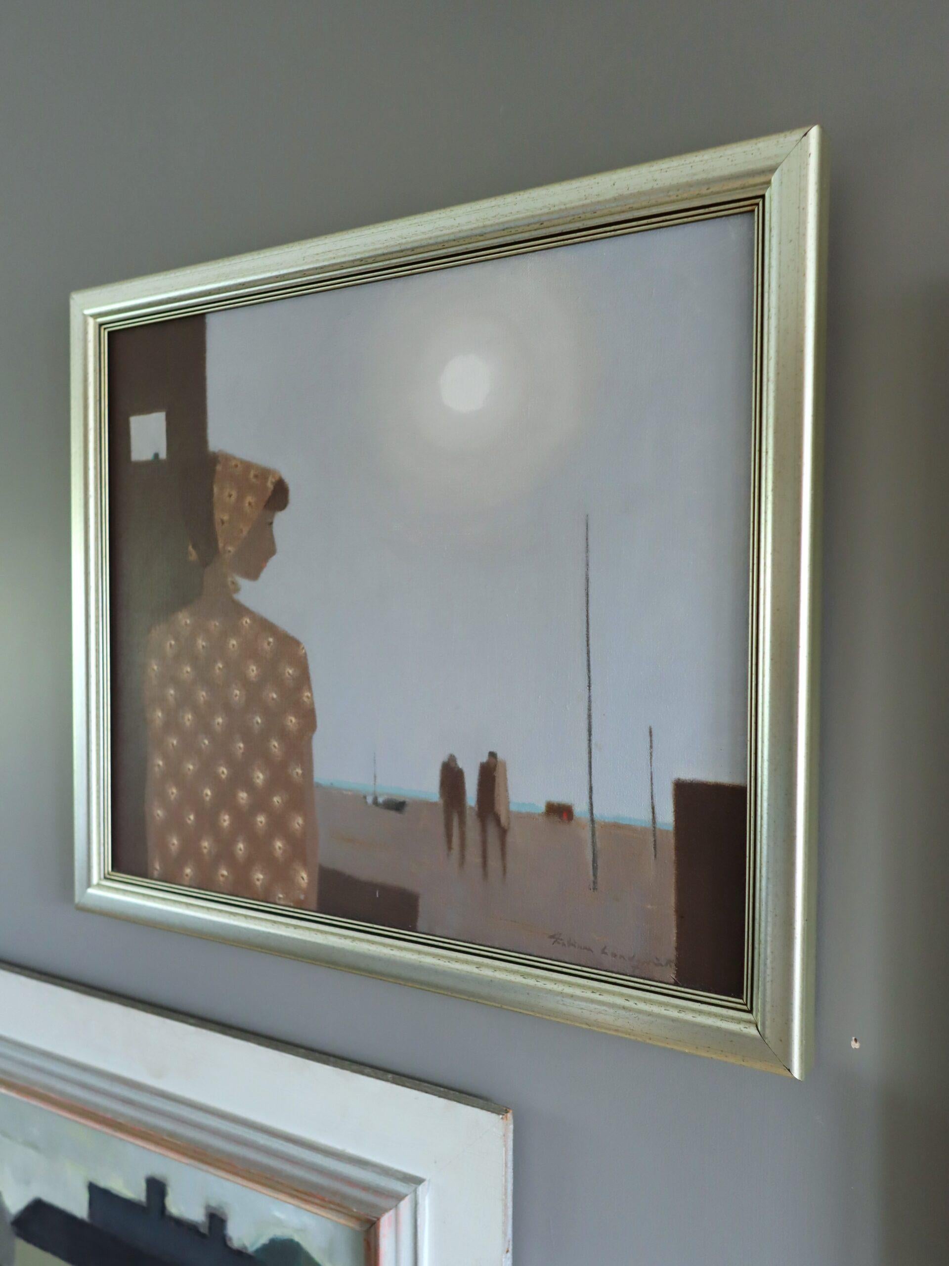 CALME DANS LA LUMIÈRE DU SOLEIL
Dimensions : 44 x 51,5 cm (cadre compris)
Huile sur toile

Une composition nostalgique et discrète de style moderniste du milieu du siècle, exécutée à l'huile sur toile par l'artiste suédois reconnu Fabian Lundqvist