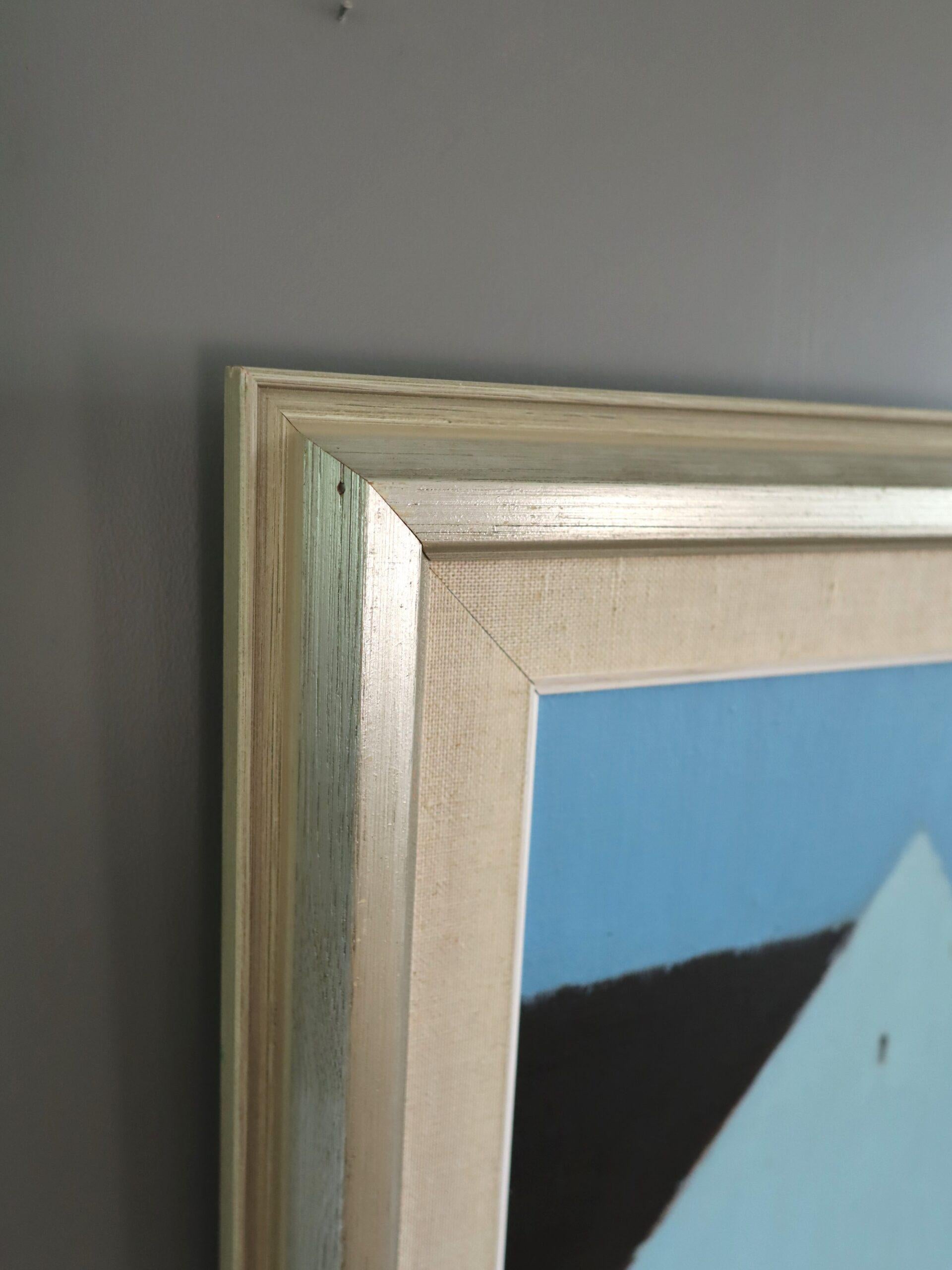 SOLHOUETTES AU CLAIR DE LUNE
Dimensions : 51 x 59 cm (cadre compris)
Huile sur toile

Une peinture moderniste introspective du milieu du siècle, exécutée à l'huile sur toile par l'artiste suédois établi Fabian Lundqvist (1913-1989), dont les œuvres