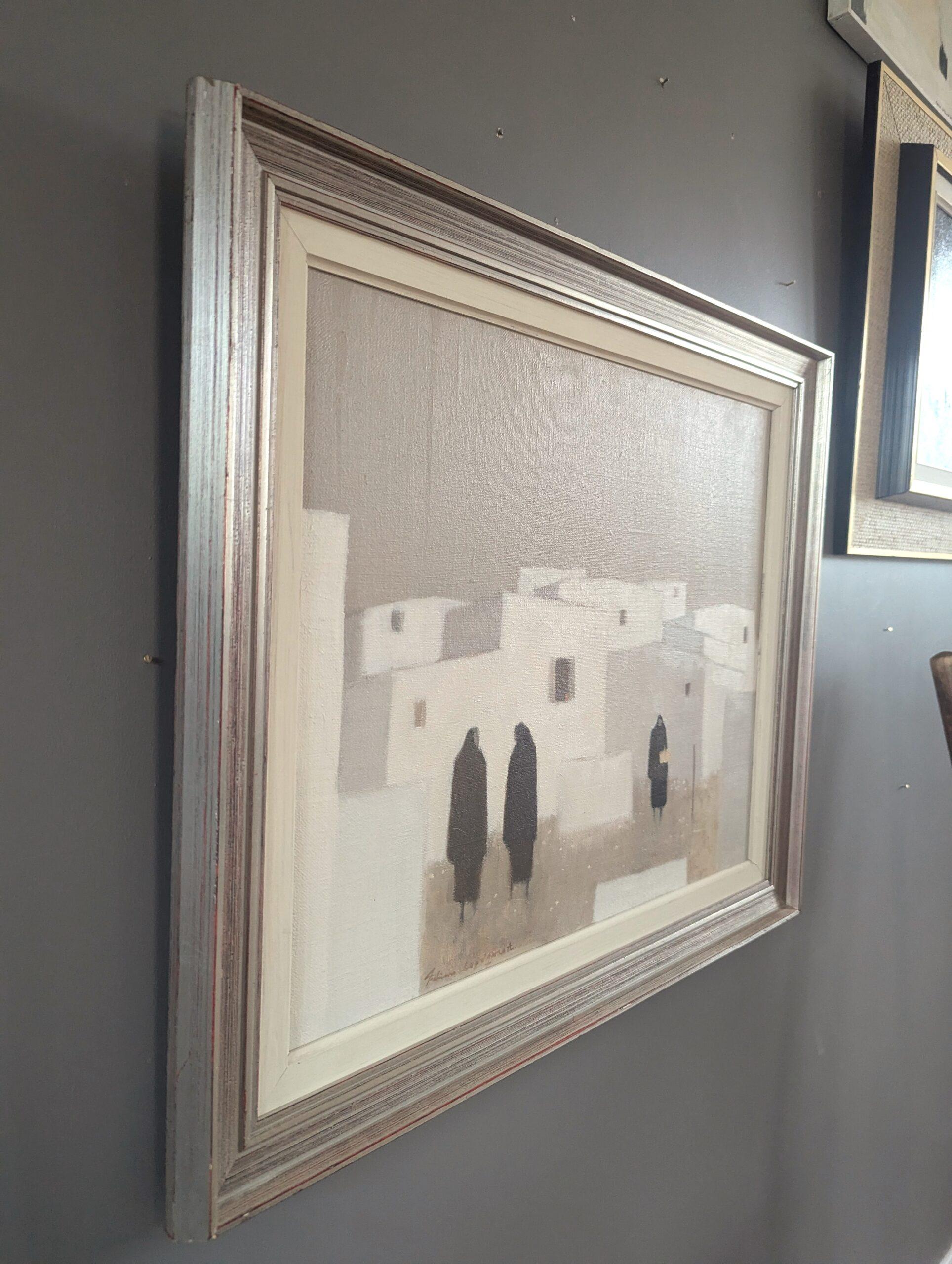 COMUNE SILENZIOSO
Dimensioni: 49 x 56 cm (cornice inclusa)
Olio su tela

Una composizione minimalista e serena in stile modernista di metà secolo, eseguita a olio su tela dall'affermato artista svedese Fabian Lundqvist (1913-1989), le cui opere sono