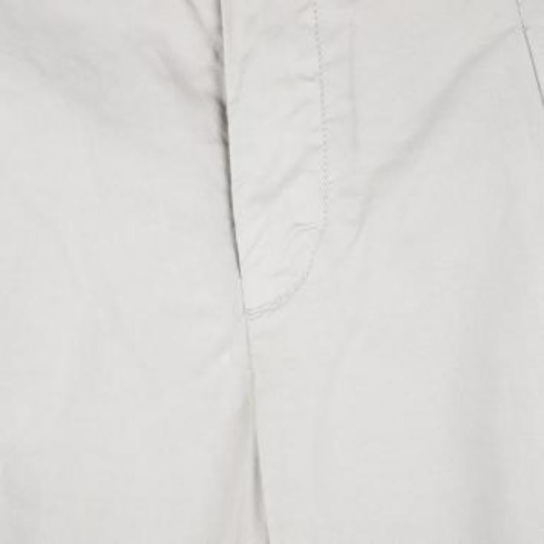 Deshazte de los vaqueros normales para los próximos veranos y opta por estos geniales pantalones cargo de la casa Fabiana Filippi. Presenta un cuerpo de algodón y elastano de color beige y forrado con un interior de algodón. Viene equipada con