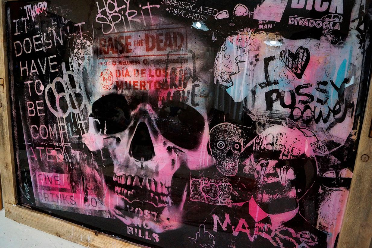 Raise the Dead - Cranio Street Art e Graffiti - Figurative Painting Marrone di Fabien Rocca