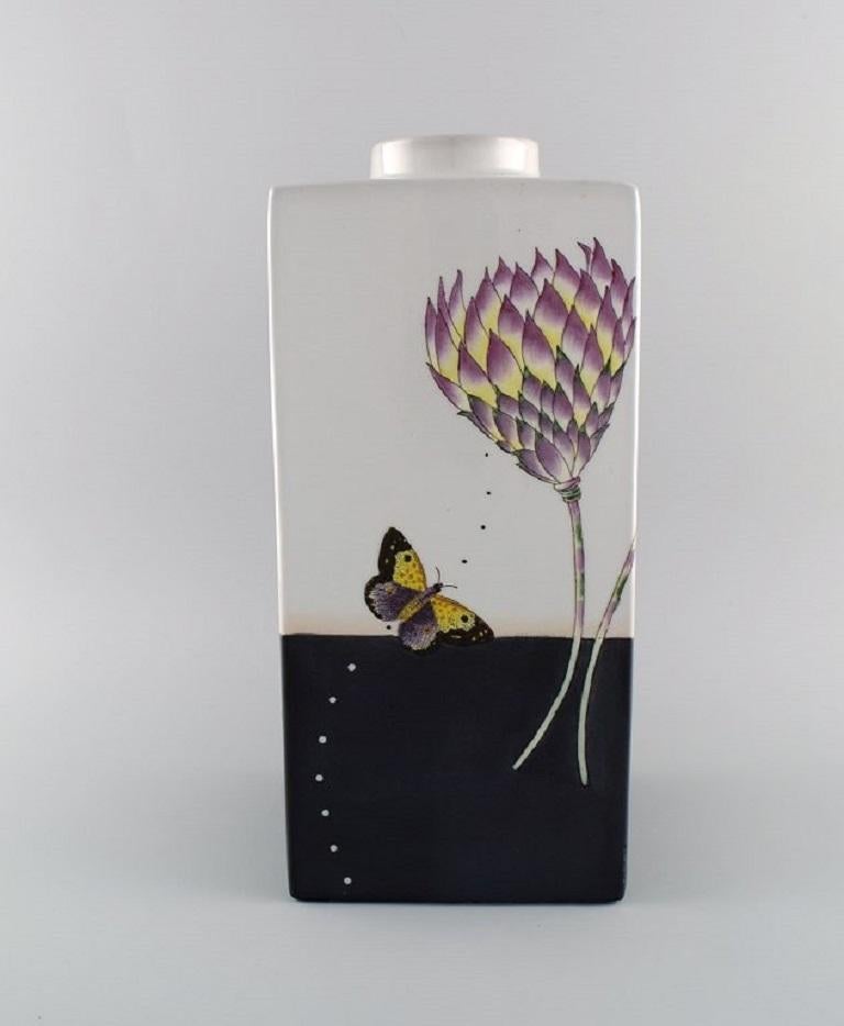 Fabienne Jouvin, Paris. 
Vase unique en céramique émaillée avec des fleurs et un papillon peints à la main. Daté de 1999.
Mesures : 35 x 15,5 cm.
En parfait état.
Signé et daté.