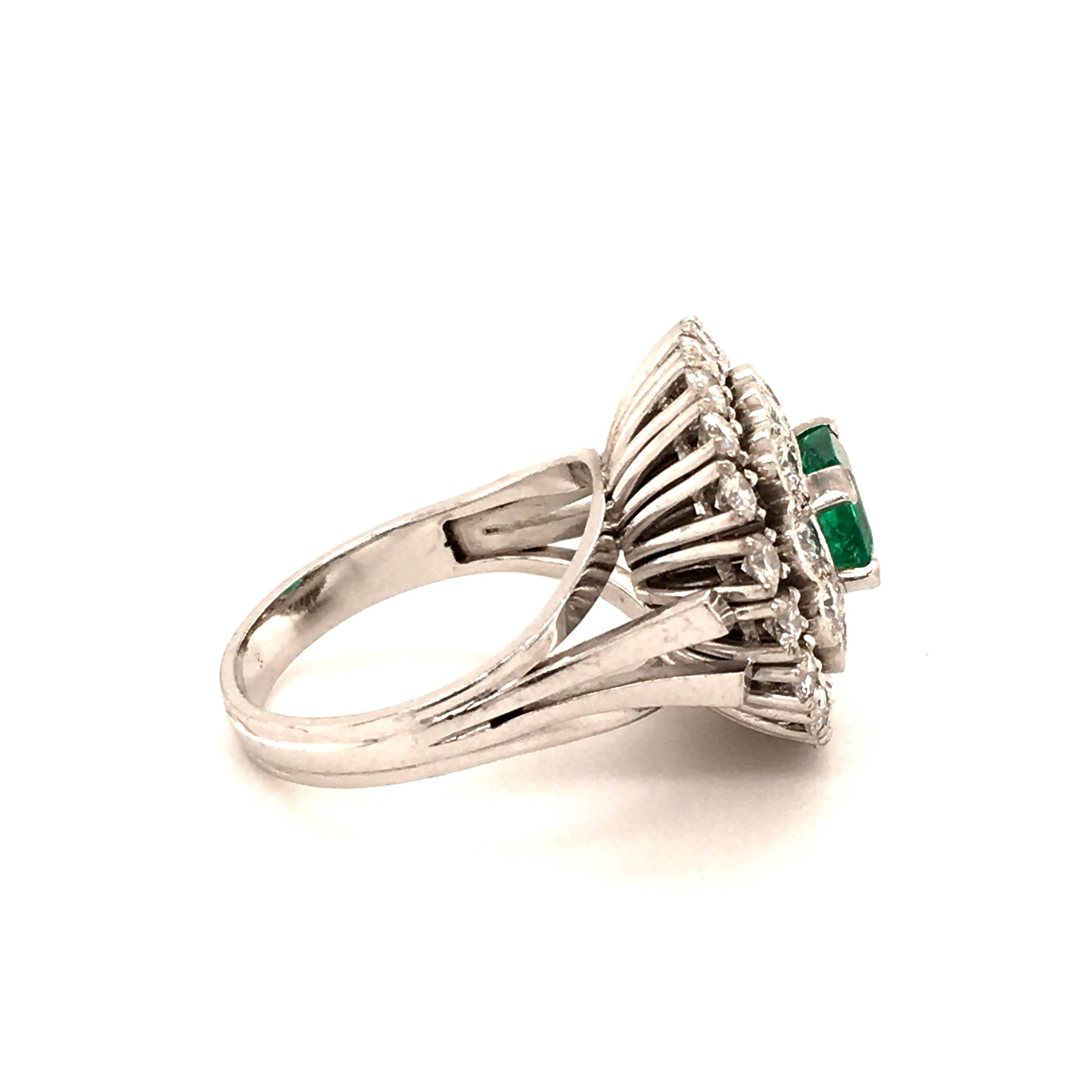 Fabilous Emerald and Diamond Ring in 18 Karat White Gold For Sale 4
