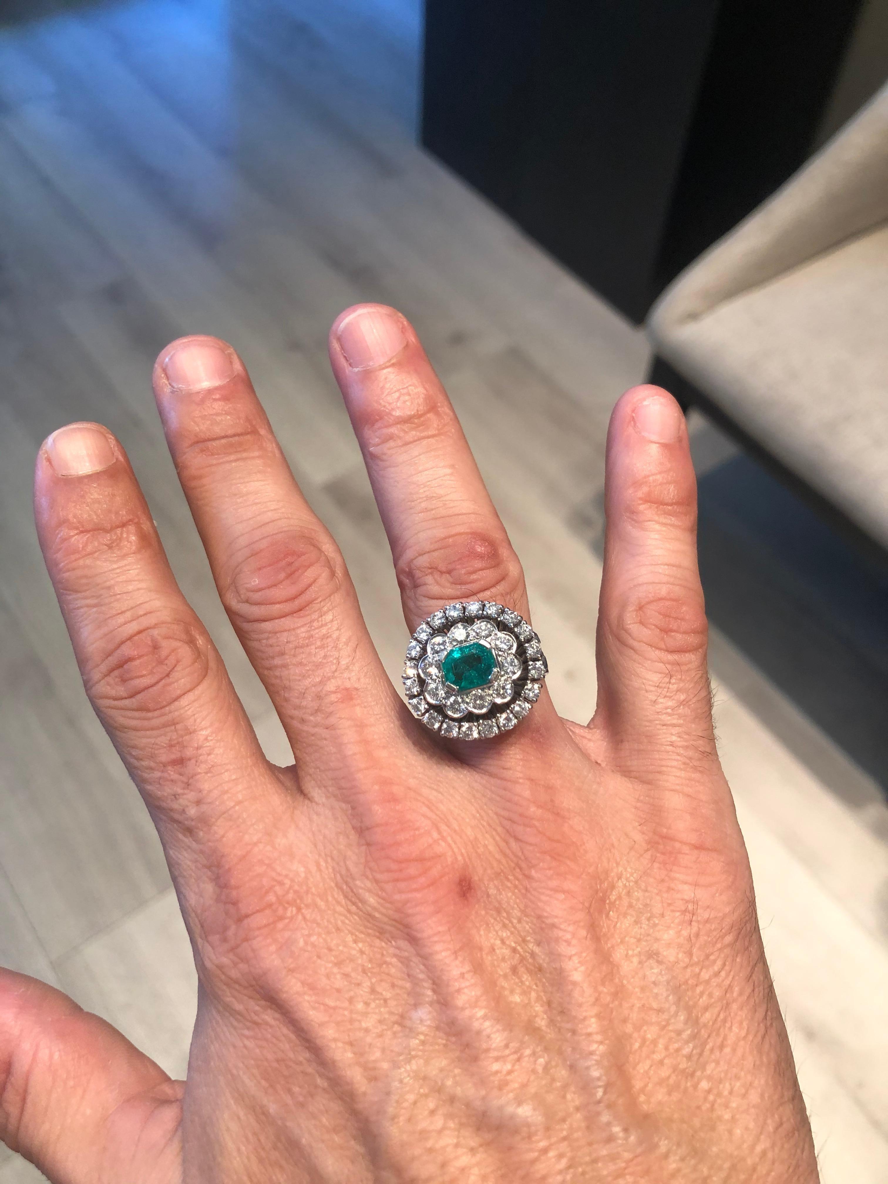 Fabilous Emerald and Diamond Ring in 18 Karat White Gold For Sale 6