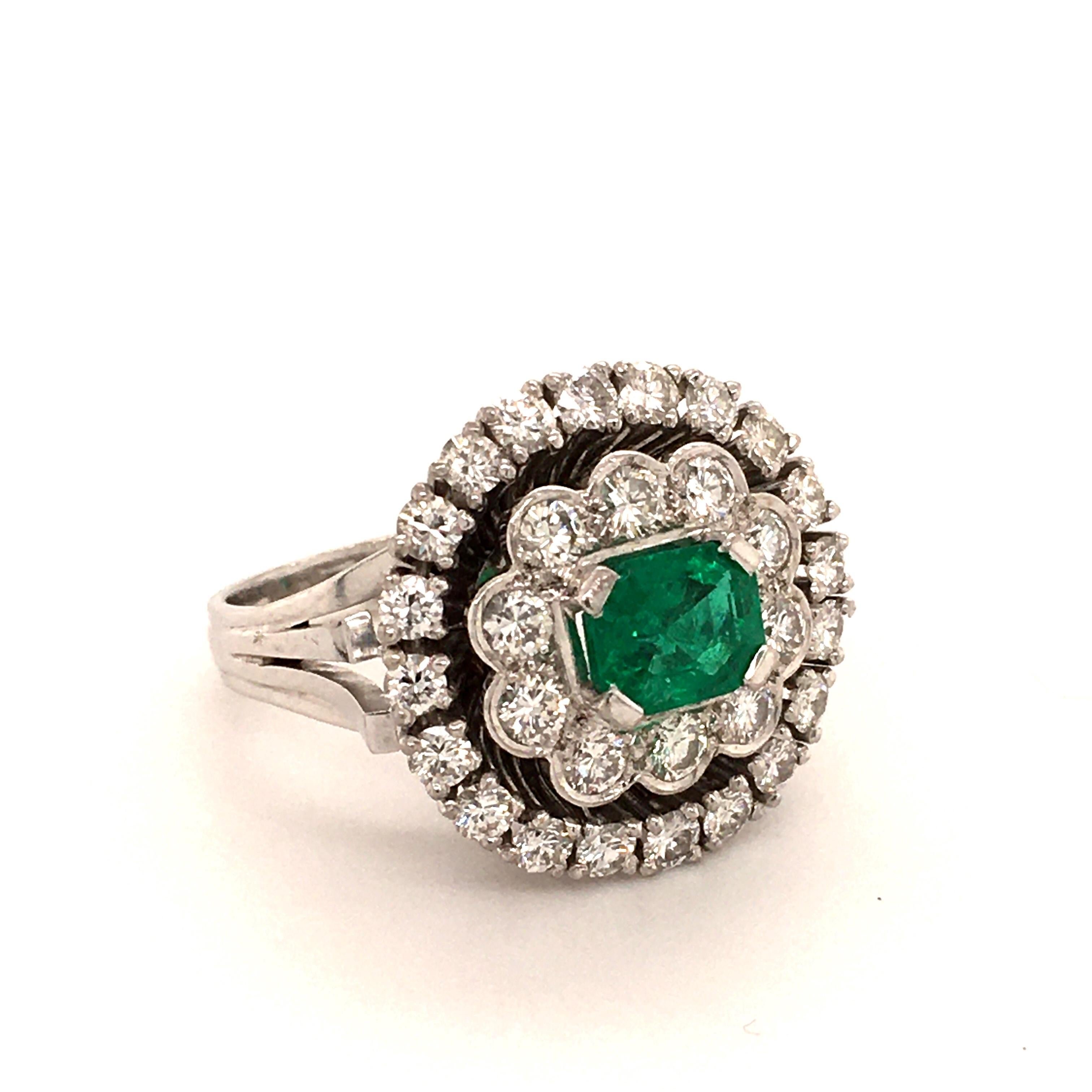 This charming ring features an octagonal-cut emerald of approximately 1.40 carats. Surrounded by 30 brilliant-cut diamonds of G/H colour and vs clarity, total weight approximately 1.60 carats.

Ring size: 56 EU / 7.5 US
Hallmark: 750 for 18 karat