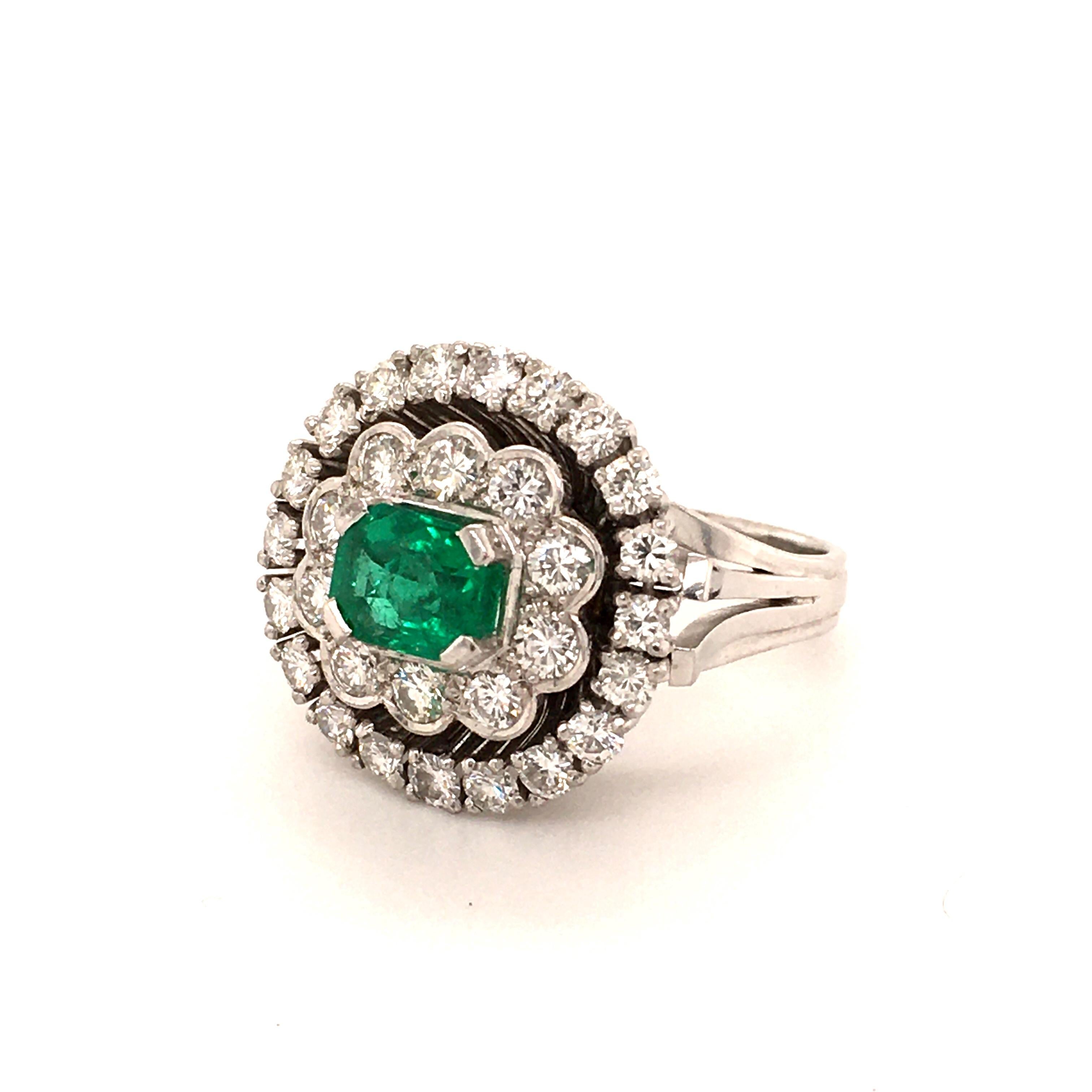 Contemporary Fabilous Emerald and Diamond Ring in 18 Karat White Gold For Sale