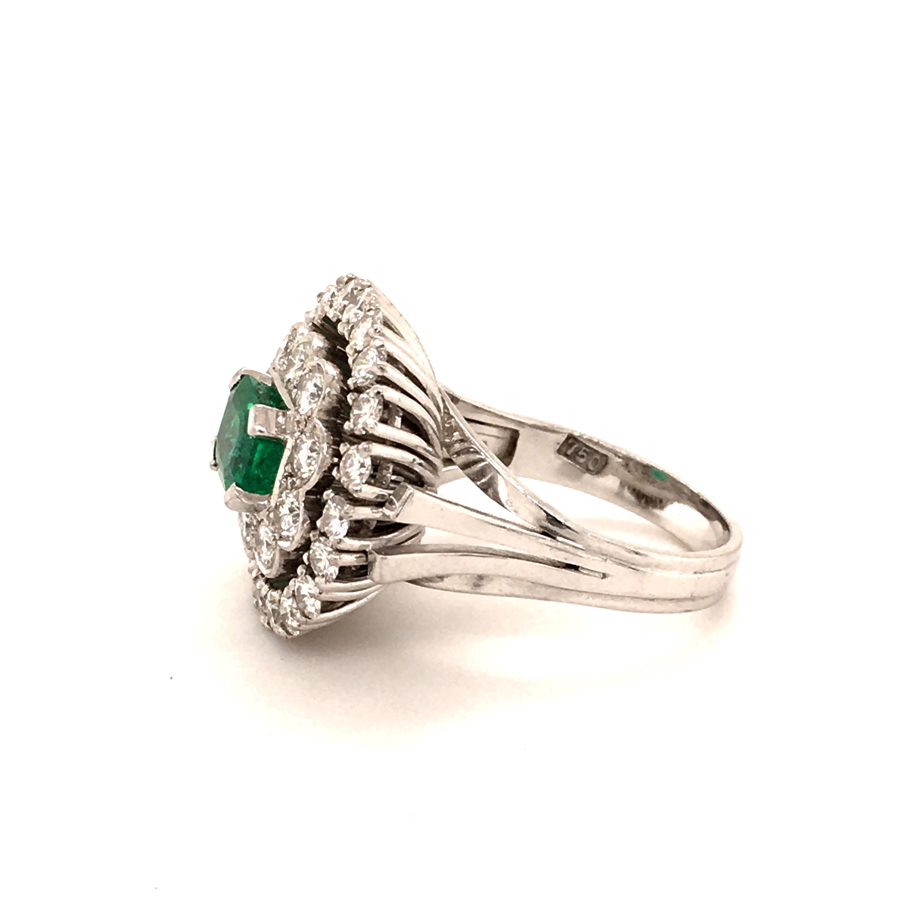 Fabilous Emerald and Diamond Ring in 18 Karat White Gold In Good Condition For Sale In Lucerne, CH