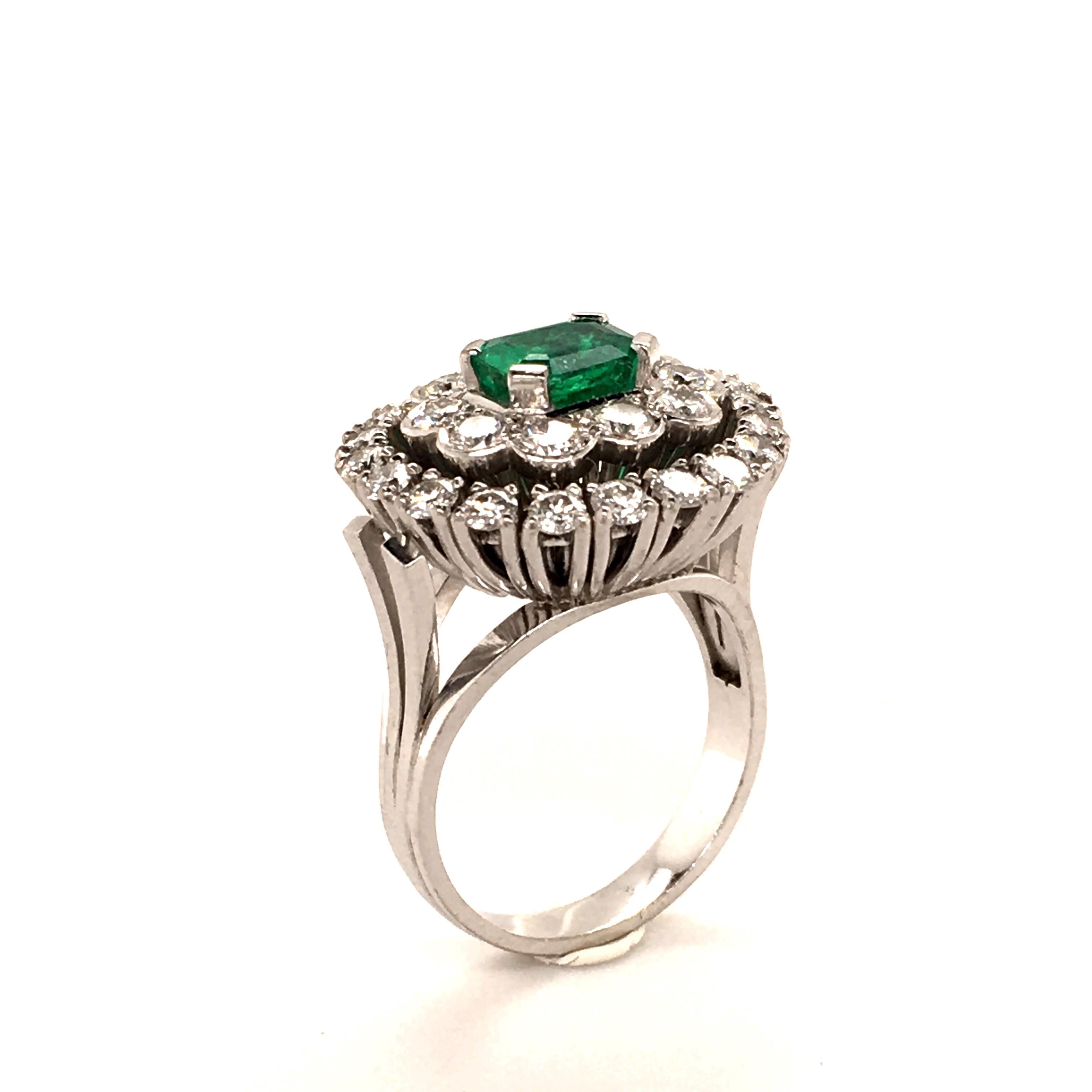 Women's or Men's Fabilous Emerald and Diamond Ring in 18 Karat White Gold For Sale