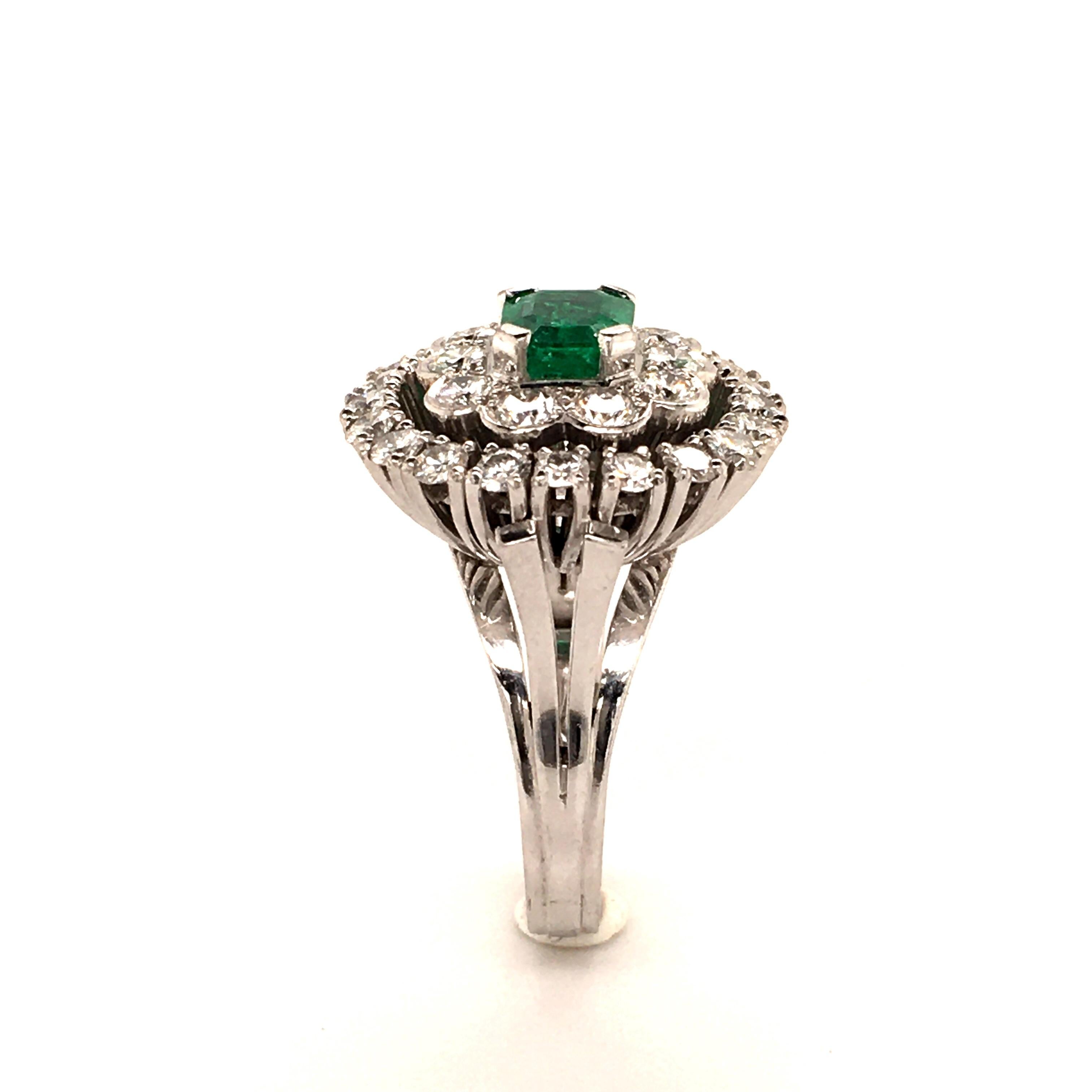 Fabilous Emerald and Diamond Ring in 18 Karat White Gold For Sale 1