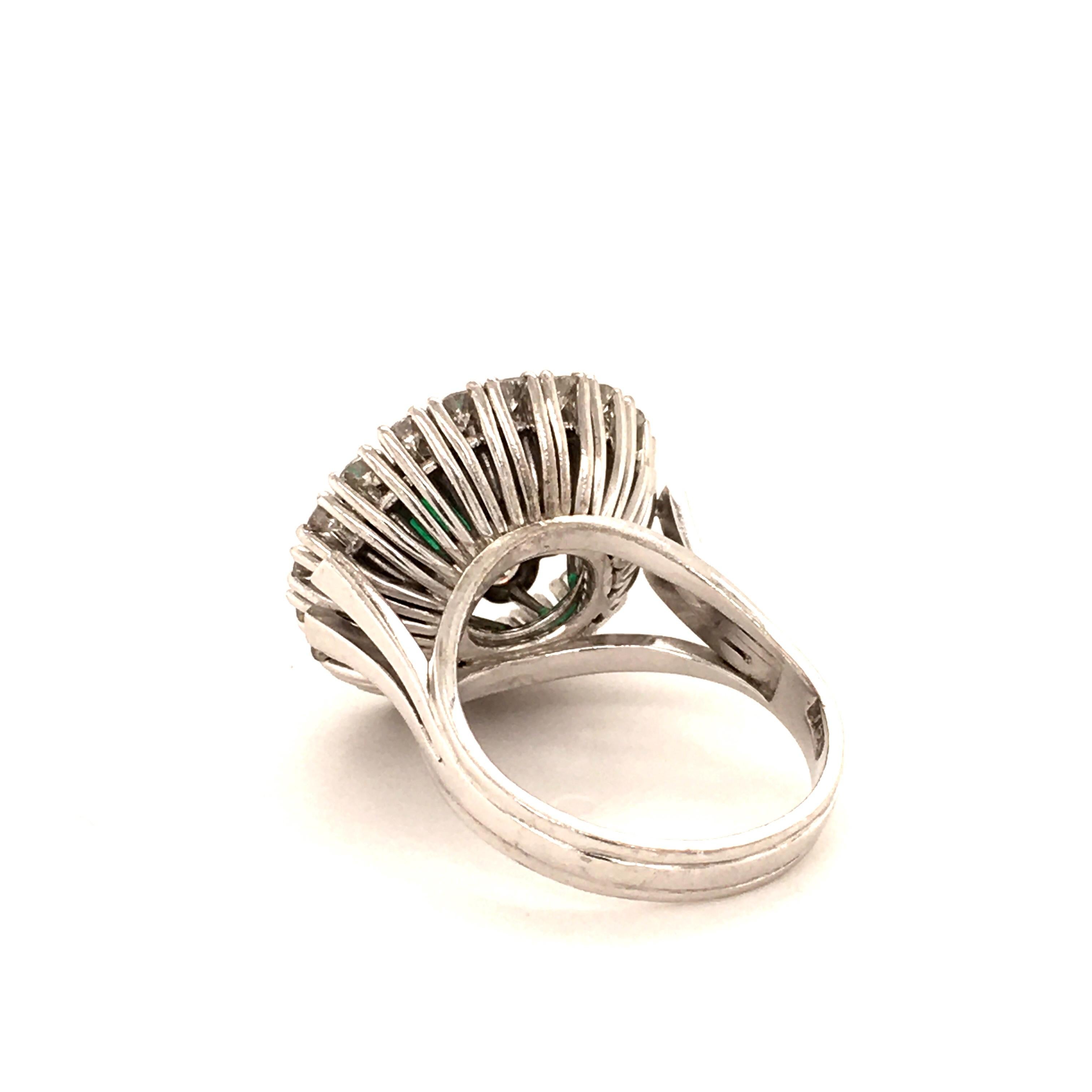 Fabilous Emerald and Diamond Ring in 18 Karat White Gold For Sale 2