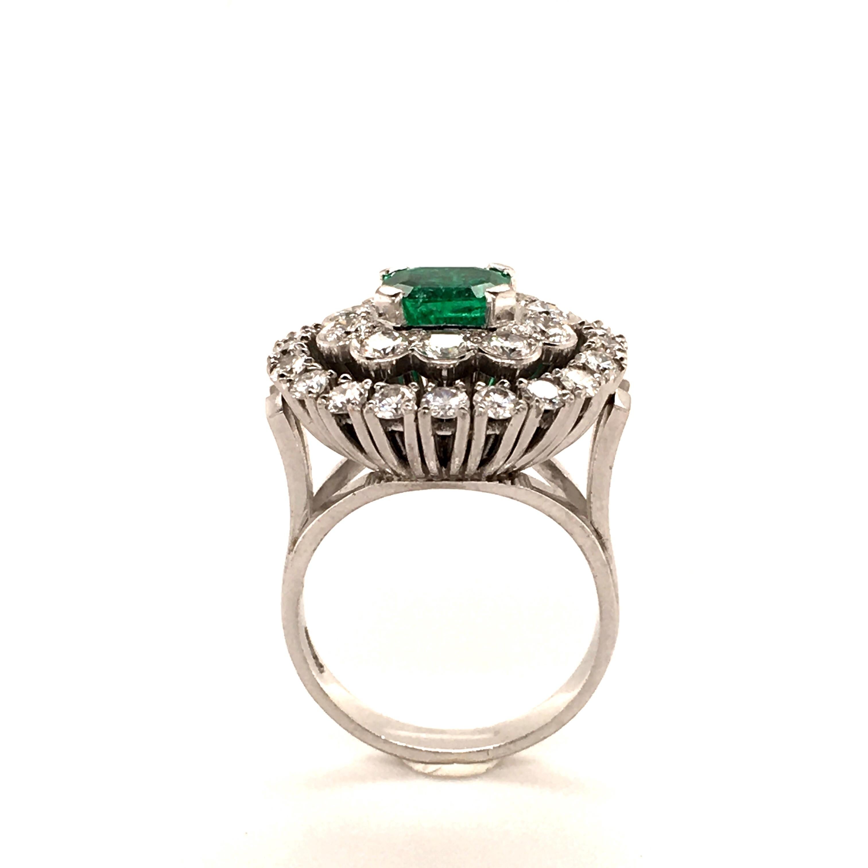 Fabilous Emerald and Diamond Ring in 18 Karat White Gold For Sale 3