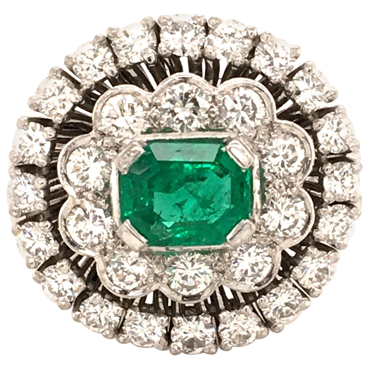 Fabilous Emerald and Diamond Ring in 18 Karat White Gold For Sale