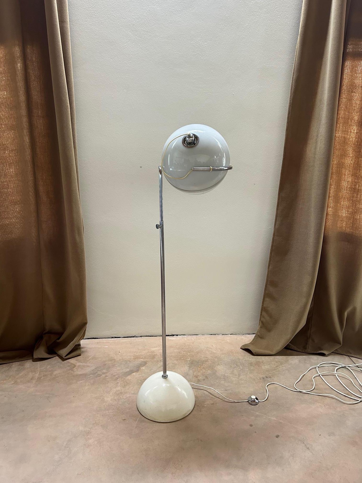 Rare floor lamp version of the Focus lamp series designed by Fabio Lenci for Harvey Guzzini in 1970. Telescopic rod adjustable in height from 150 to 190 cm.  The sphere containing the bulb adjustable in any position. Very nice conditions.



