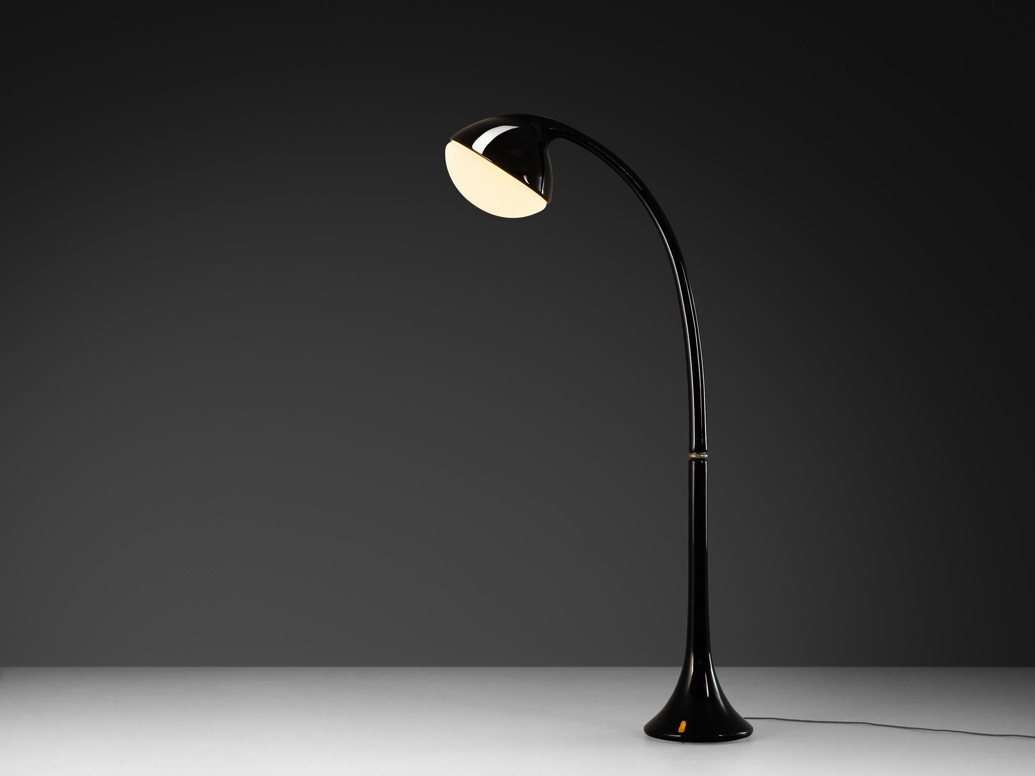 Fabio Lenci per iGuzzini, lampada da terra, modello 'Lampione', poliuretano espanso, perspex, cromo, Italia, design 1968 

Fabio Lenci, acclamato designer rinomato per i suoi progetti di illuminazione innovativi, ha concepito la lampada da terra