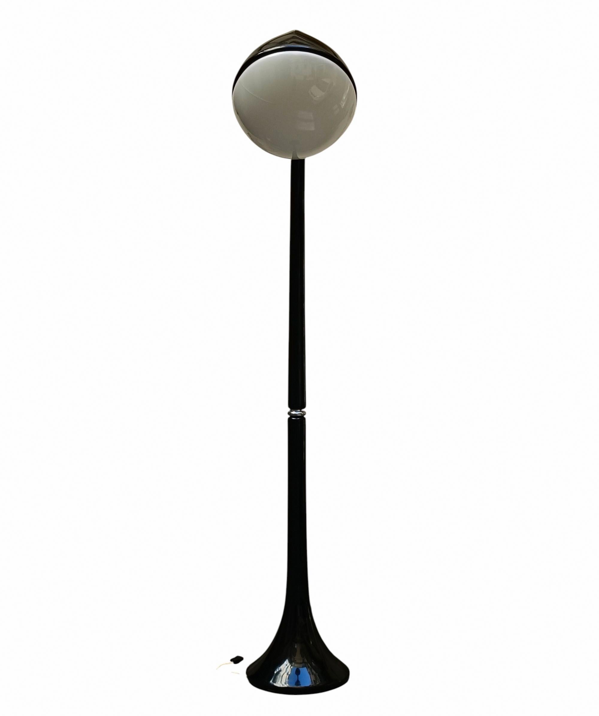 Lámpara de pie Mod. Lampione, diseñado por Fabio Lenci para Guzzini en 1968.
La lámpara presenta un elegante pie de espuma de poliuretano Baydur negra, un material duradero y resistente a la intemperie, ideal para exteriores. Su pantalla acrílica