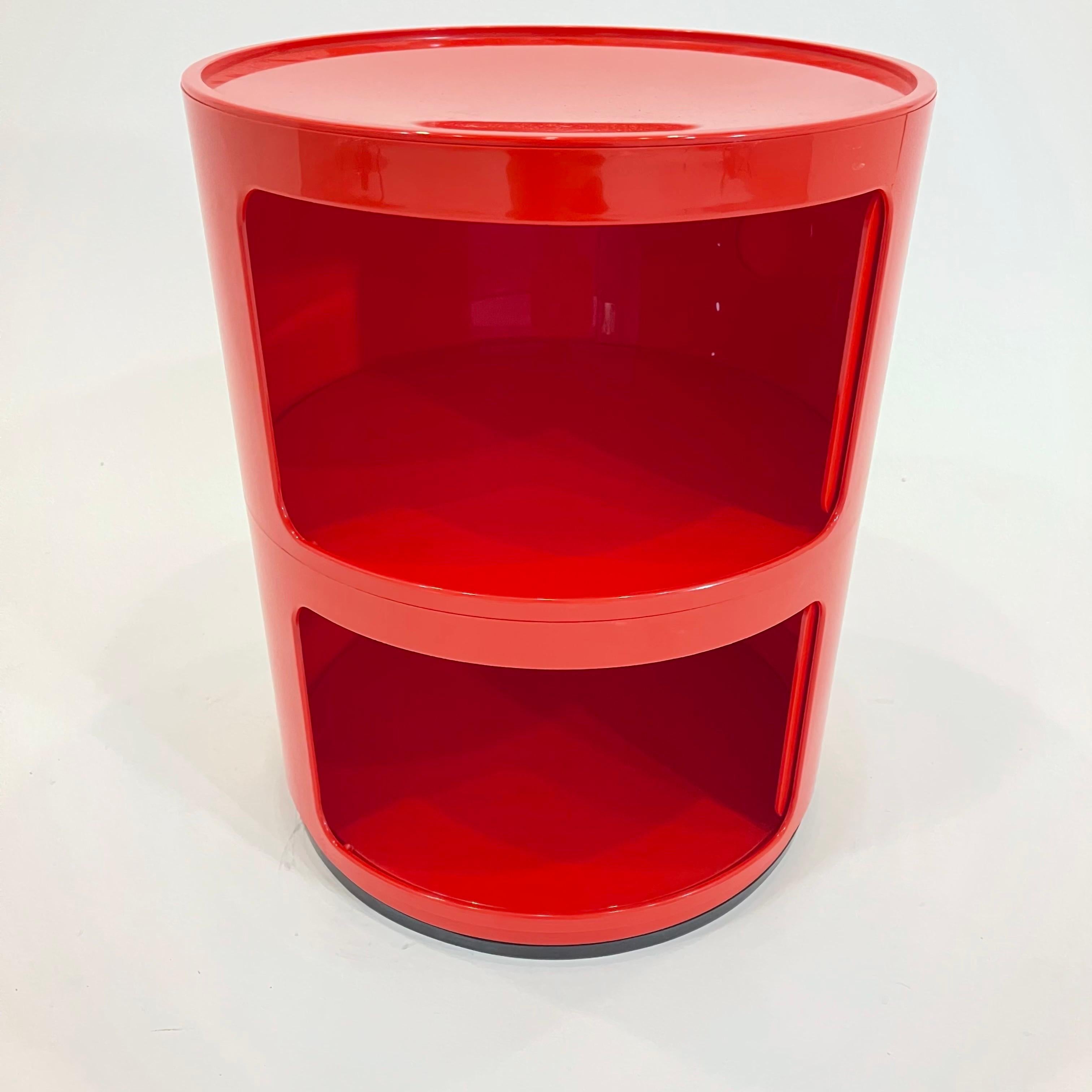 Armoire fantaisiste iconique à 2 portes Red Componibili Smile, en hommage au design original d'Anna Castelli Ferrieri.  Réalisé en plastique ABS teinté dans la masse, composé d'une armoire Componibili à deux niveaux avec deux trous pour les yeux