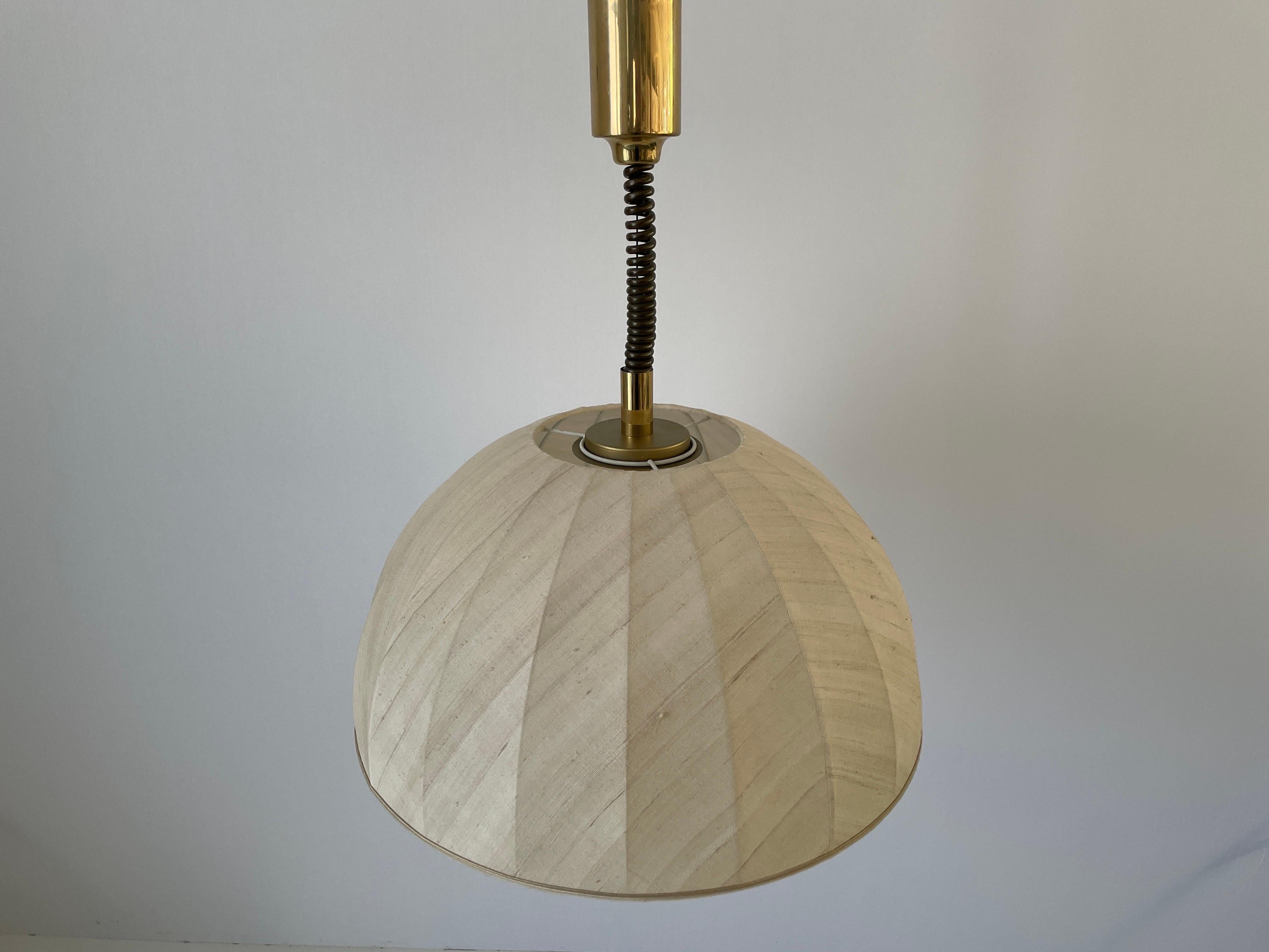 Beige Stoff und Messing 5 Sockel Verstellbarer Schirm Mid-century Modern XL Pendelleuchte von WKR, 1970er, Deutschland

Verstellbarer großer Lampenschirm.

Gehäuse aus Messing & Schirm aus Stoff
Hergestellt in Deutschland

Diese Lampe funktioniert