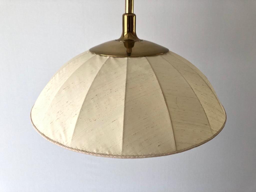 Allemand Lampe suspendue à abat-jour réglable en tissu et laiton par Schröder & Co, années 1970, Allemagne en vente