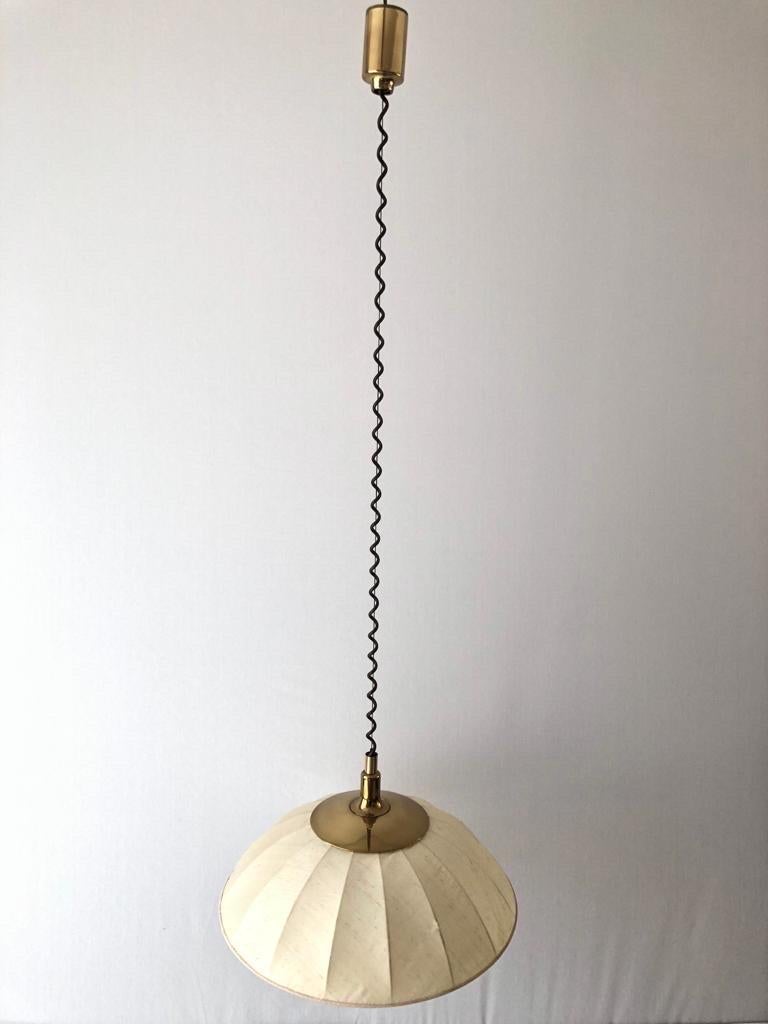 Lampe suspendue à abat-jour réglable en tissu et laiton par Schröder & Co, années 1970, Allemagne Bon état - En vente à Hagenbach, DE