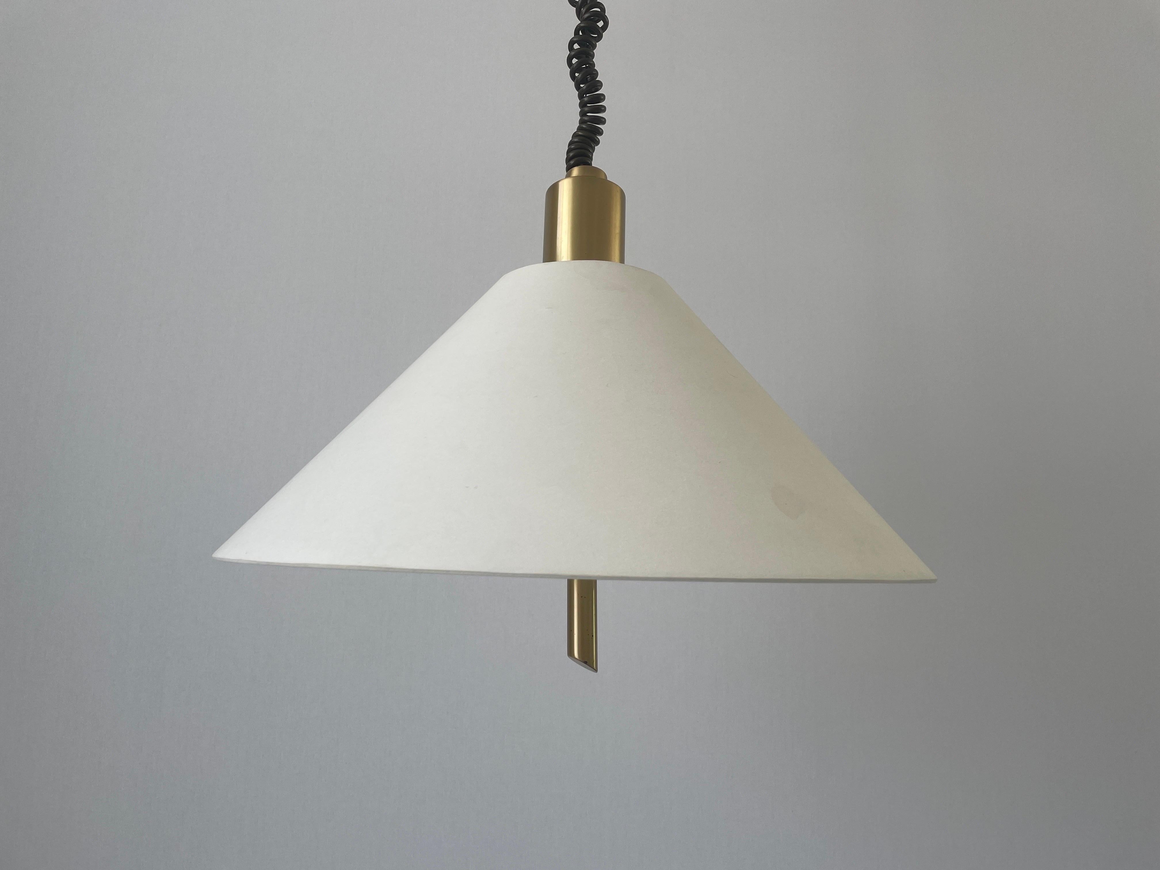 Lampada a sospensione in tessuto e ottone di WKR, anni '70, Germania
Paralume grande regolabile.

Corpo in ottone e paralume in tessuto
Prodotto in Germania

Questa lampada funziona con 2 lampadine E27.

Misure: 
Altezza fino a 130 cm da 88